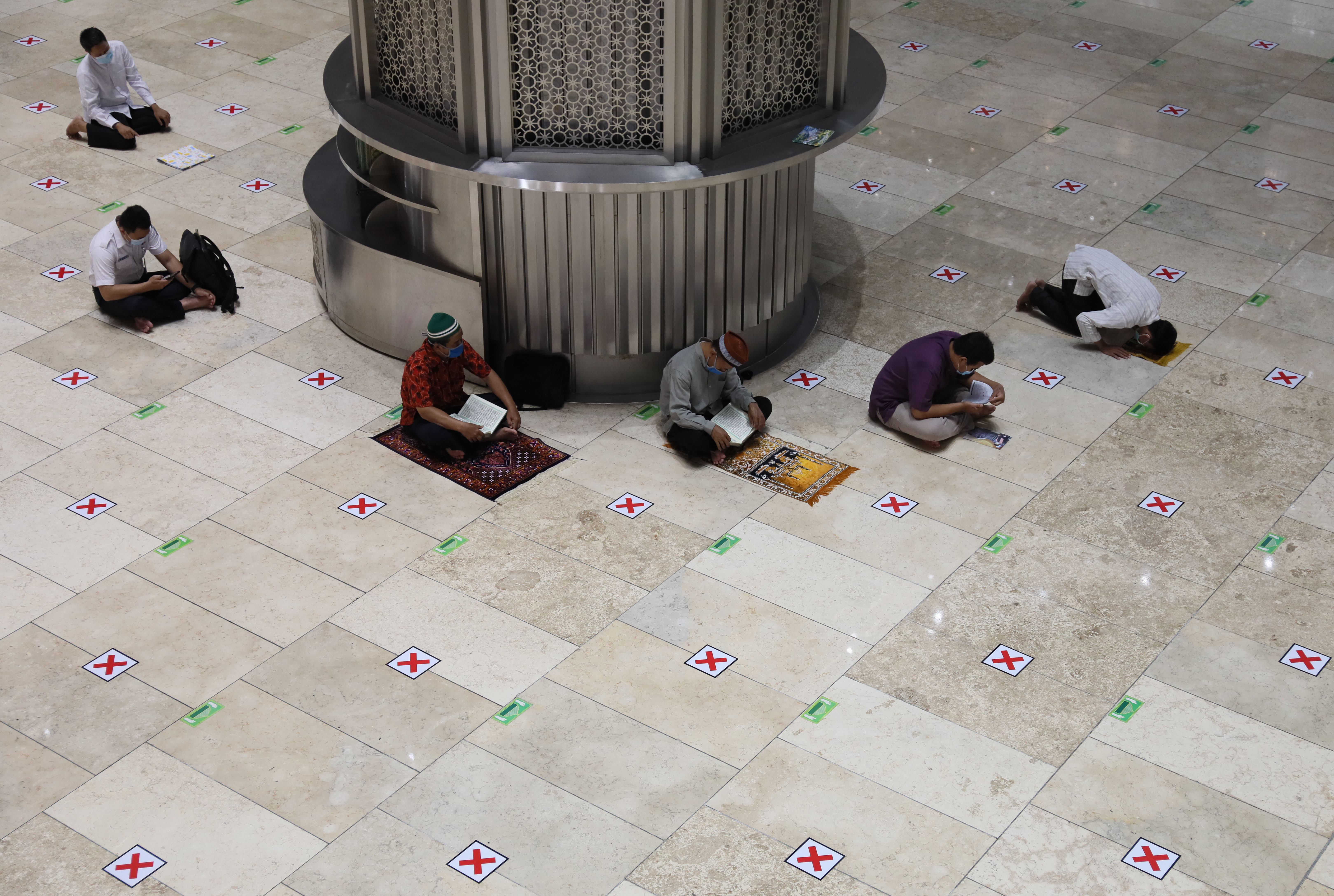 Istirahat dan Tadarus di Masjid Istiqlal