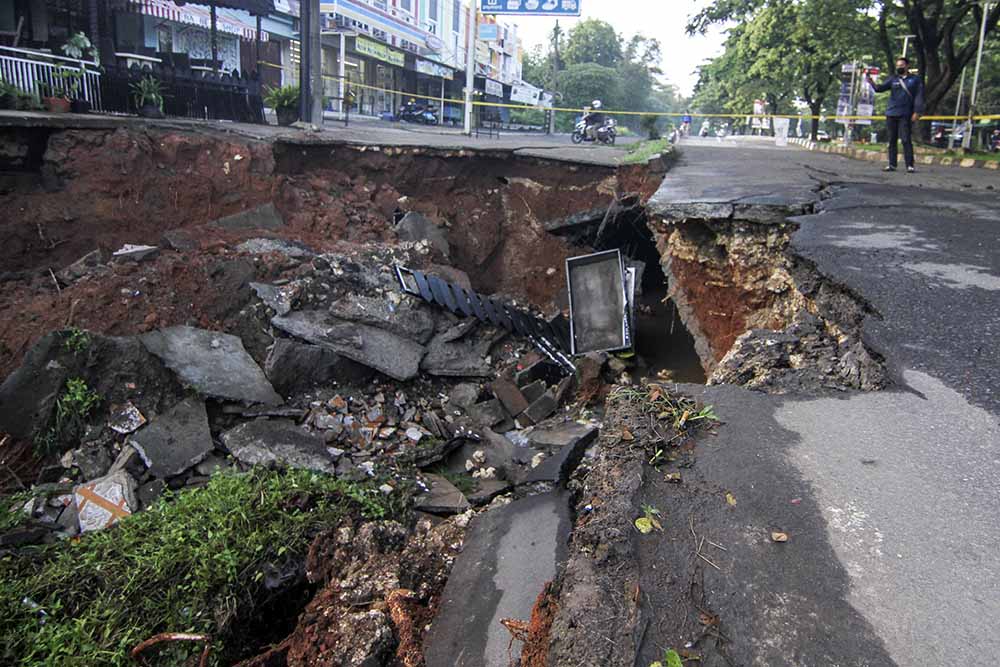 Jalan Raya Boulevard GDC Depok Ambles 