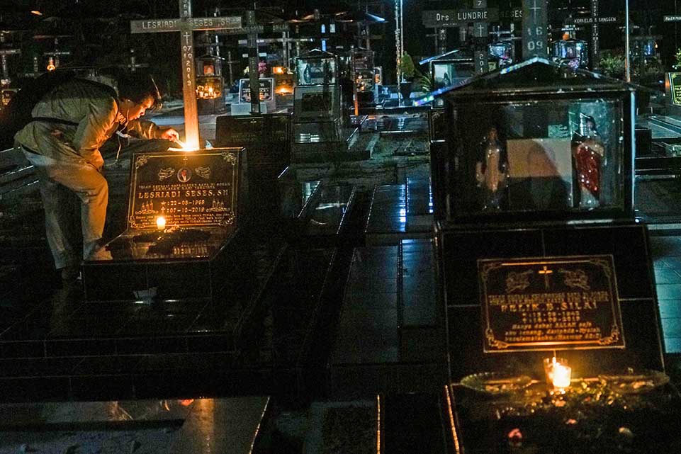 Tradisi Ziarah Makam Perayaan Malam Paskah