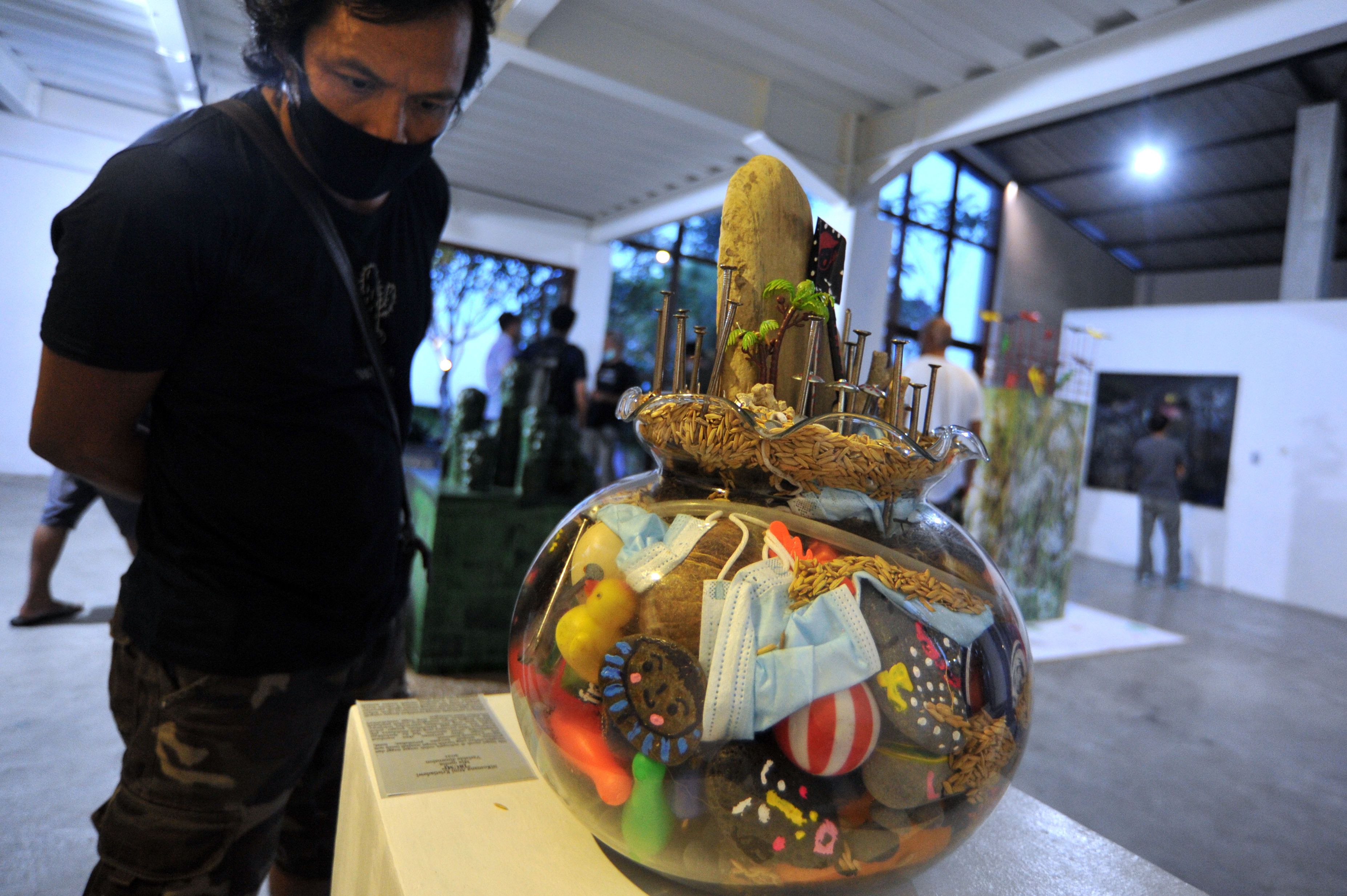 Pemeran  Seni Rupa  Supra Village