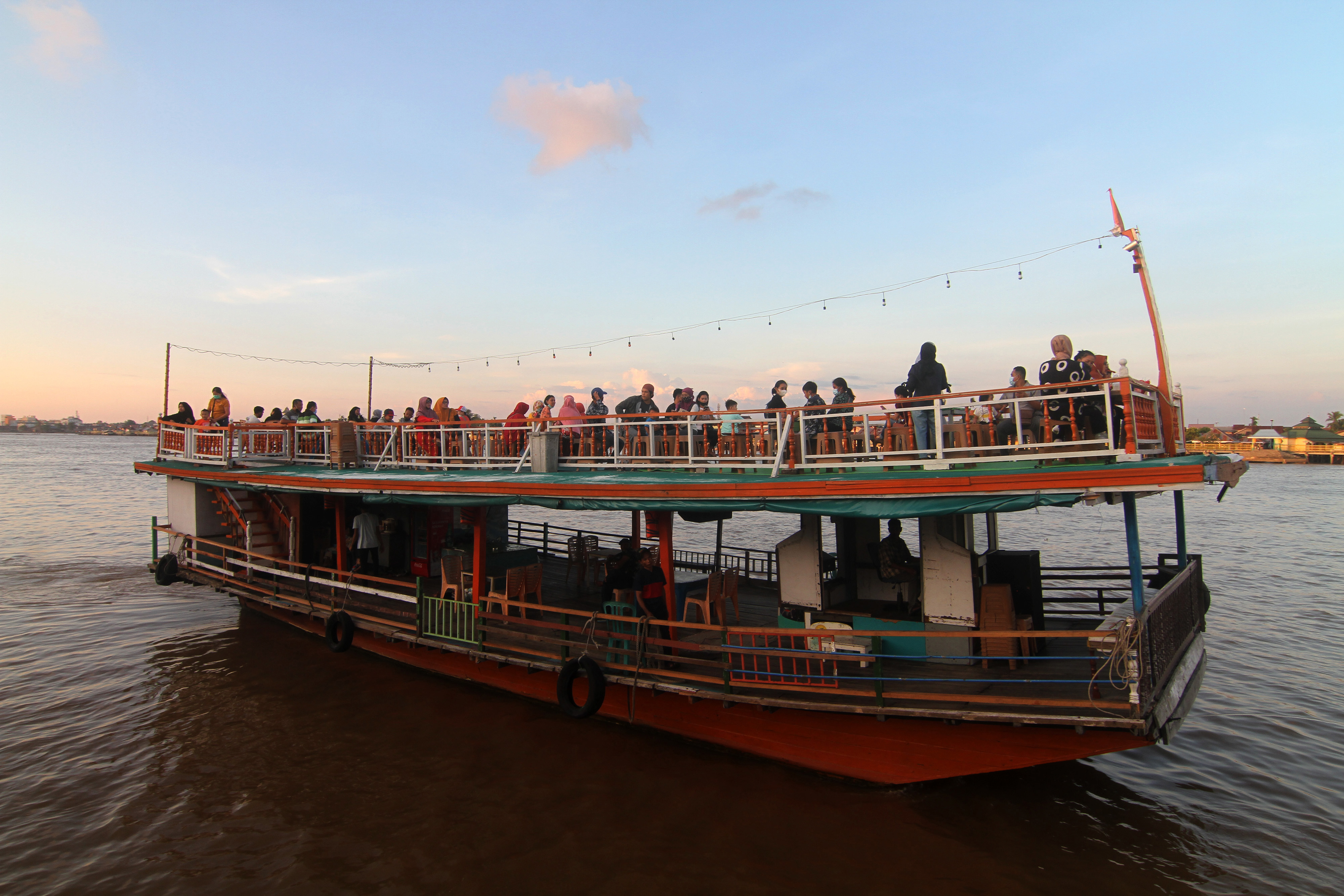 Wisata Menyusuri Sungai Kapuas