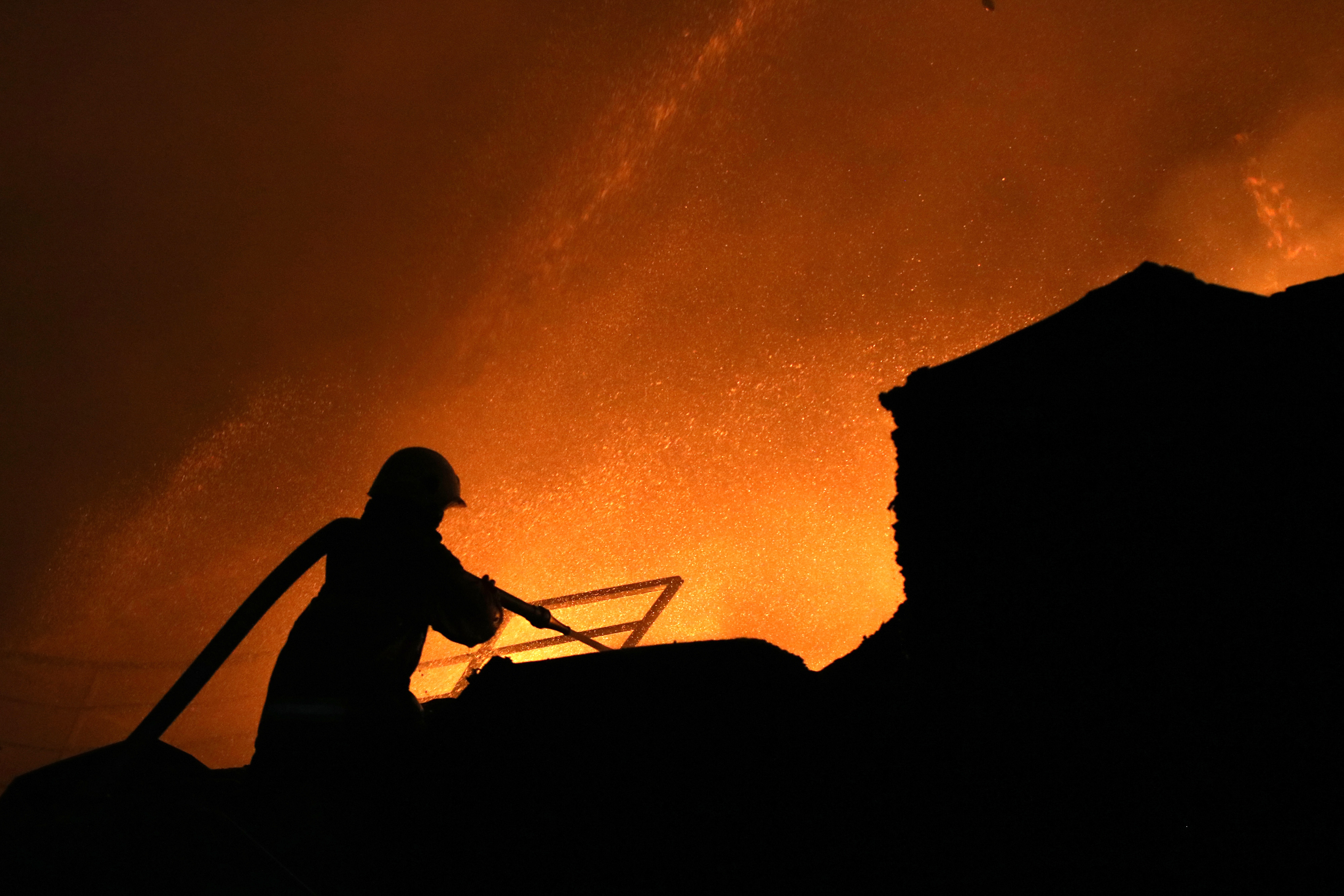 Kebakaran Pabrik di Surabaya