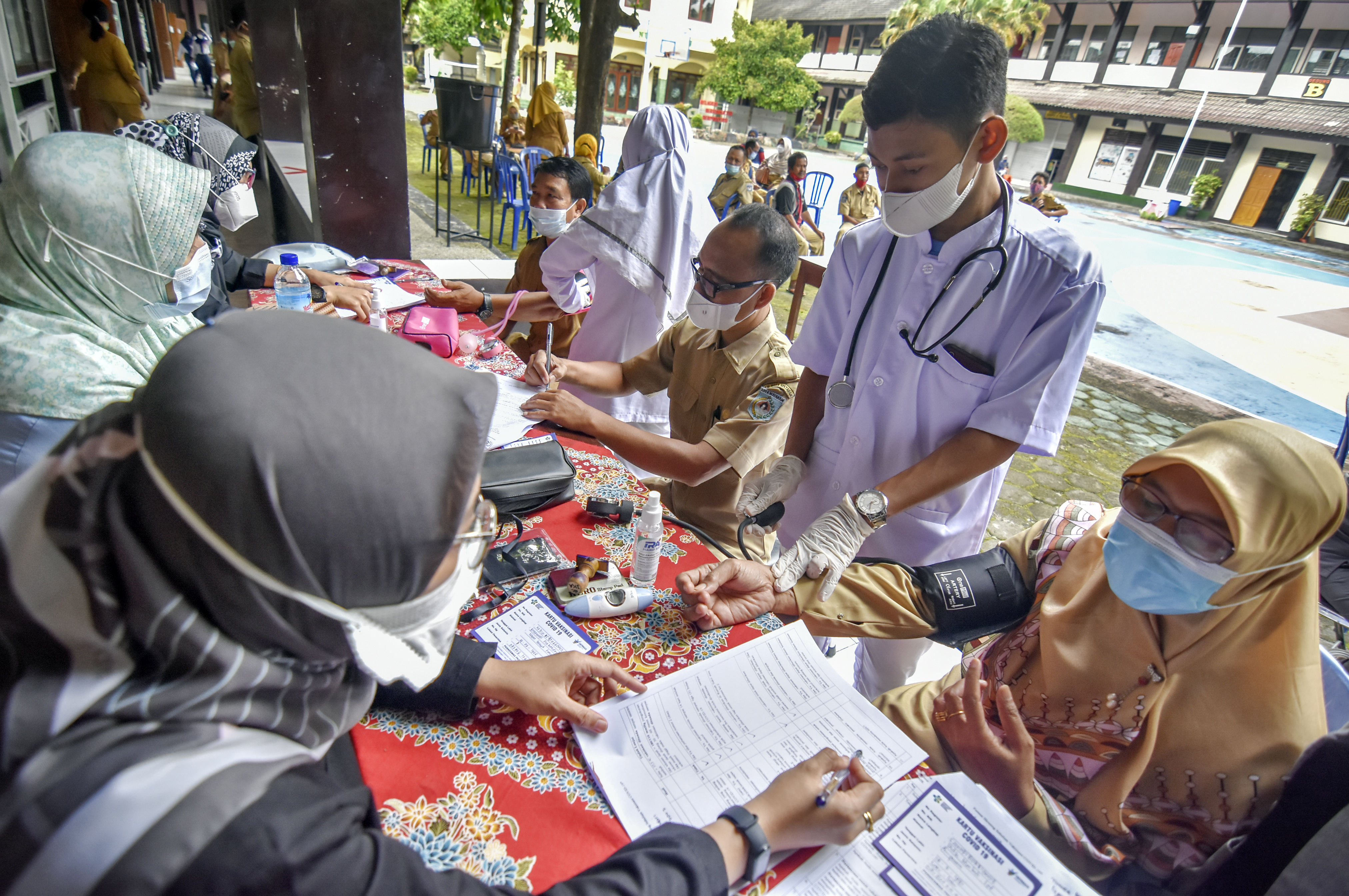 Vaksinasi  Covid-19 Untuk Guru di Mataram