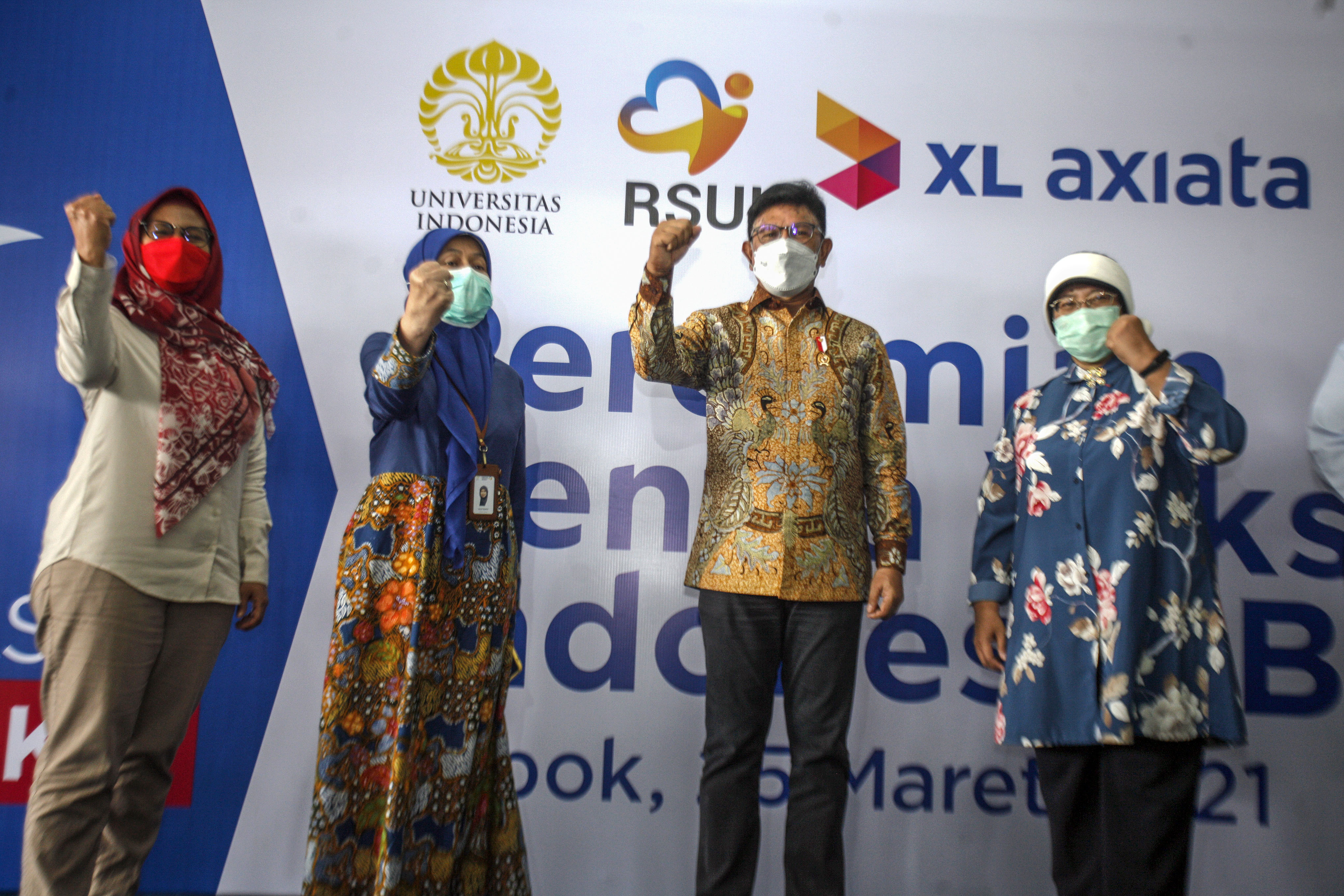 Menkominfo Kunjungi Sentra Vaksinasi Indonesia Bangkit