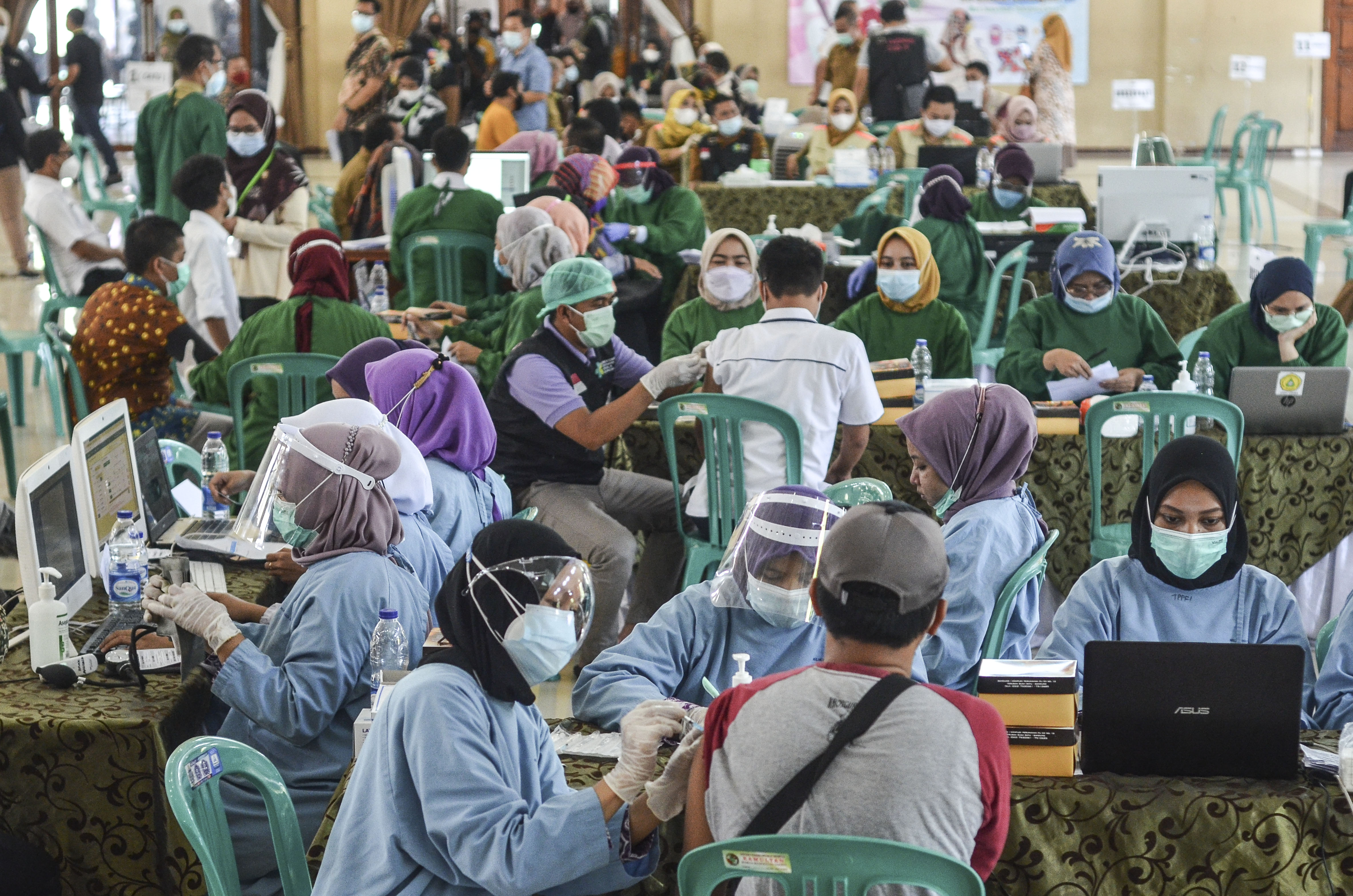 Vaksinasi Massal Pelayan Publik