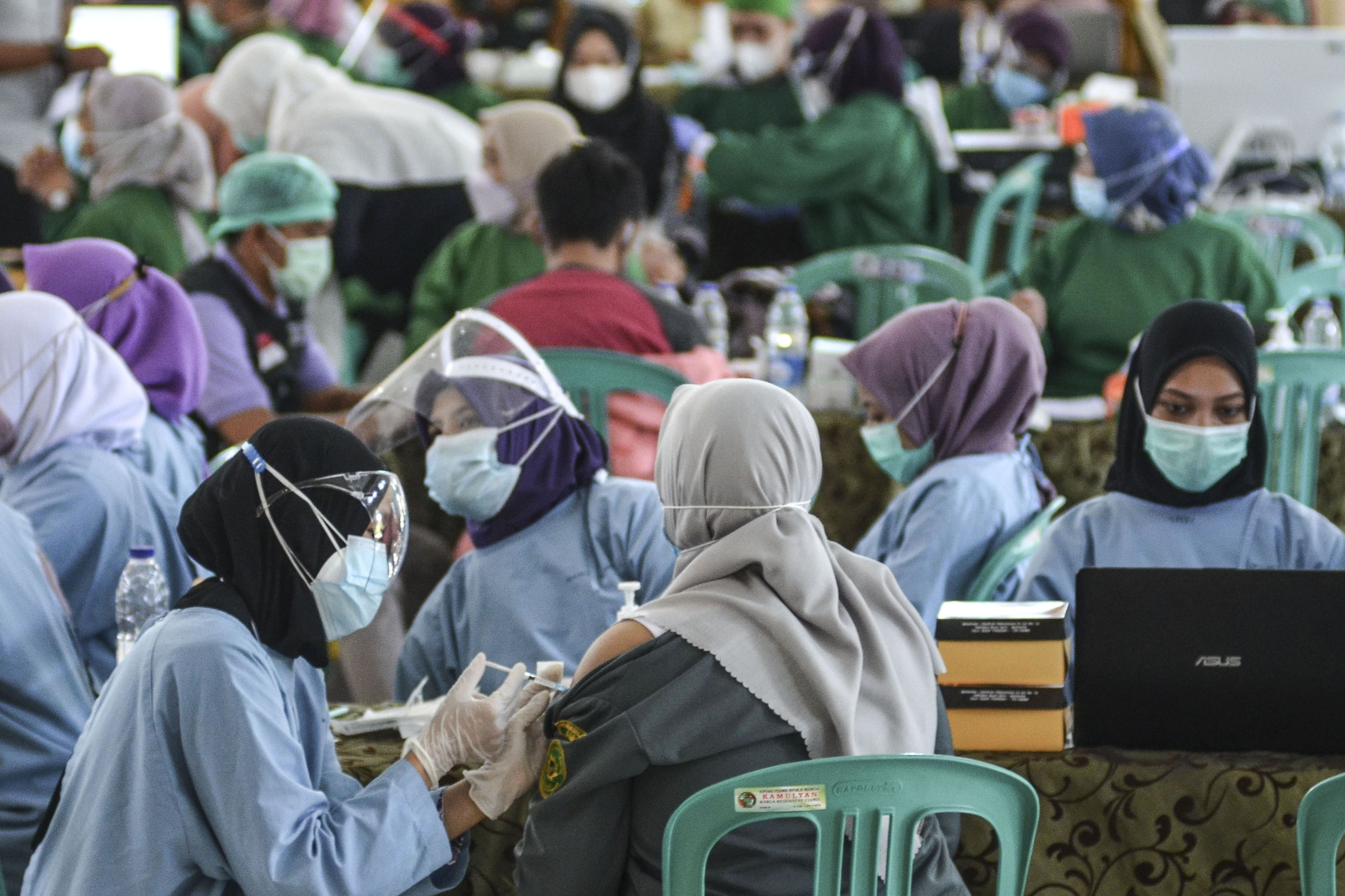 Vaksinasi Massal Pelayan Publik