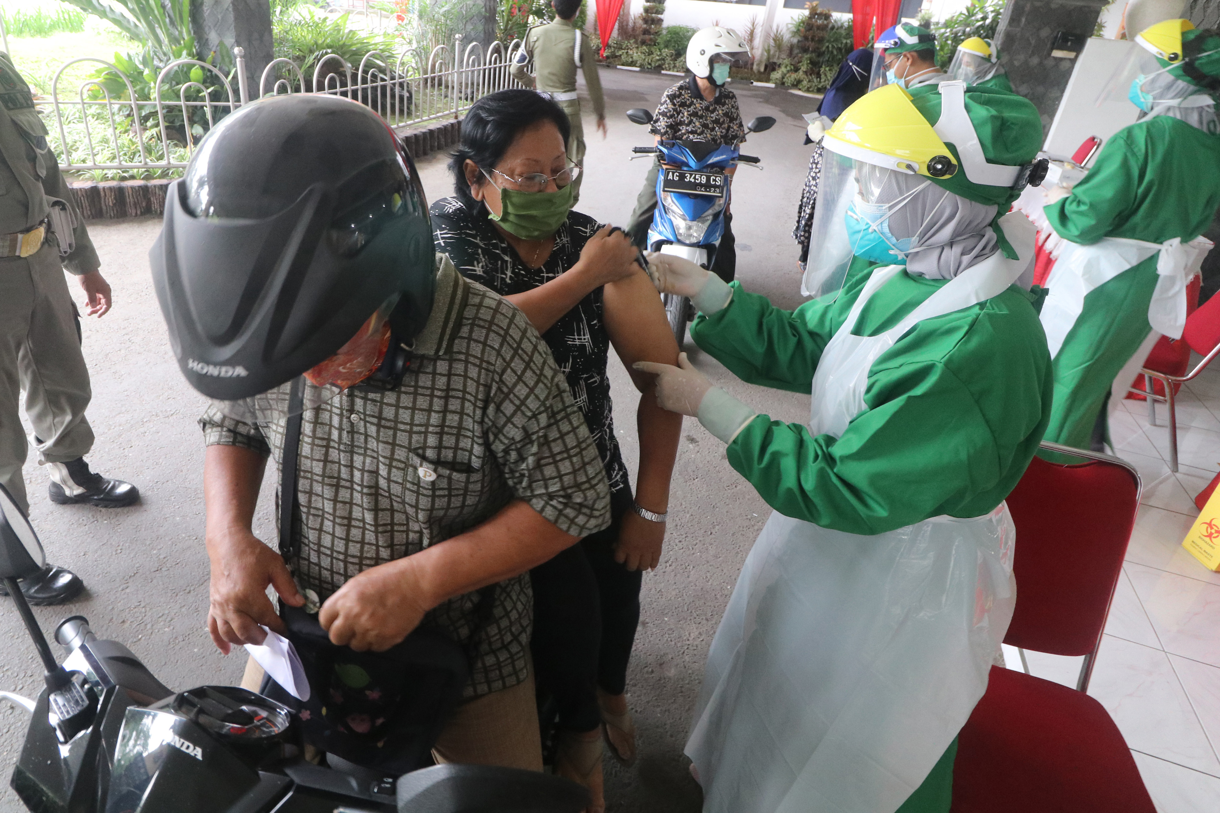 Vaksinasi Drive Thru Lansia