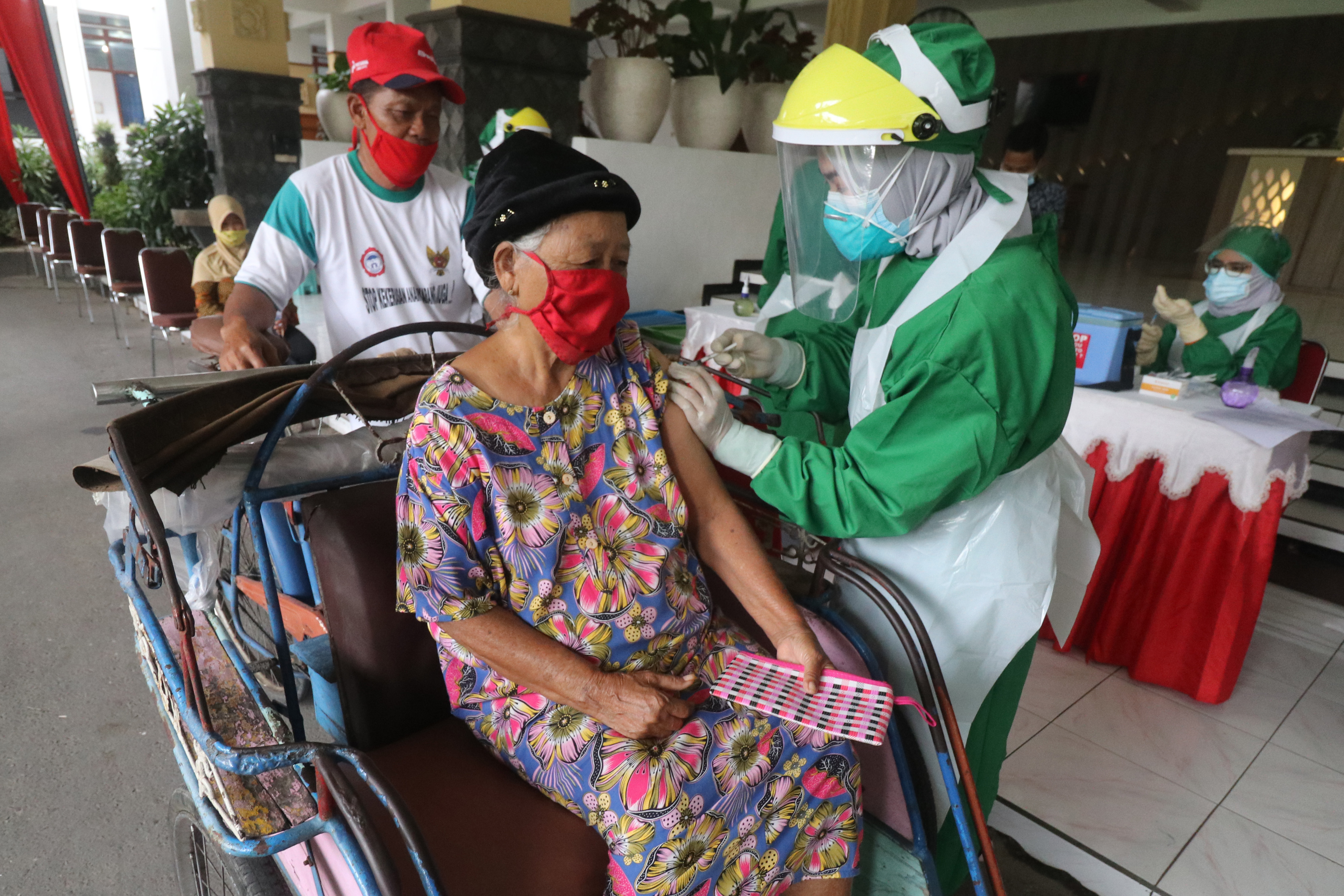 Vaksinasi Drive Thru Lansia