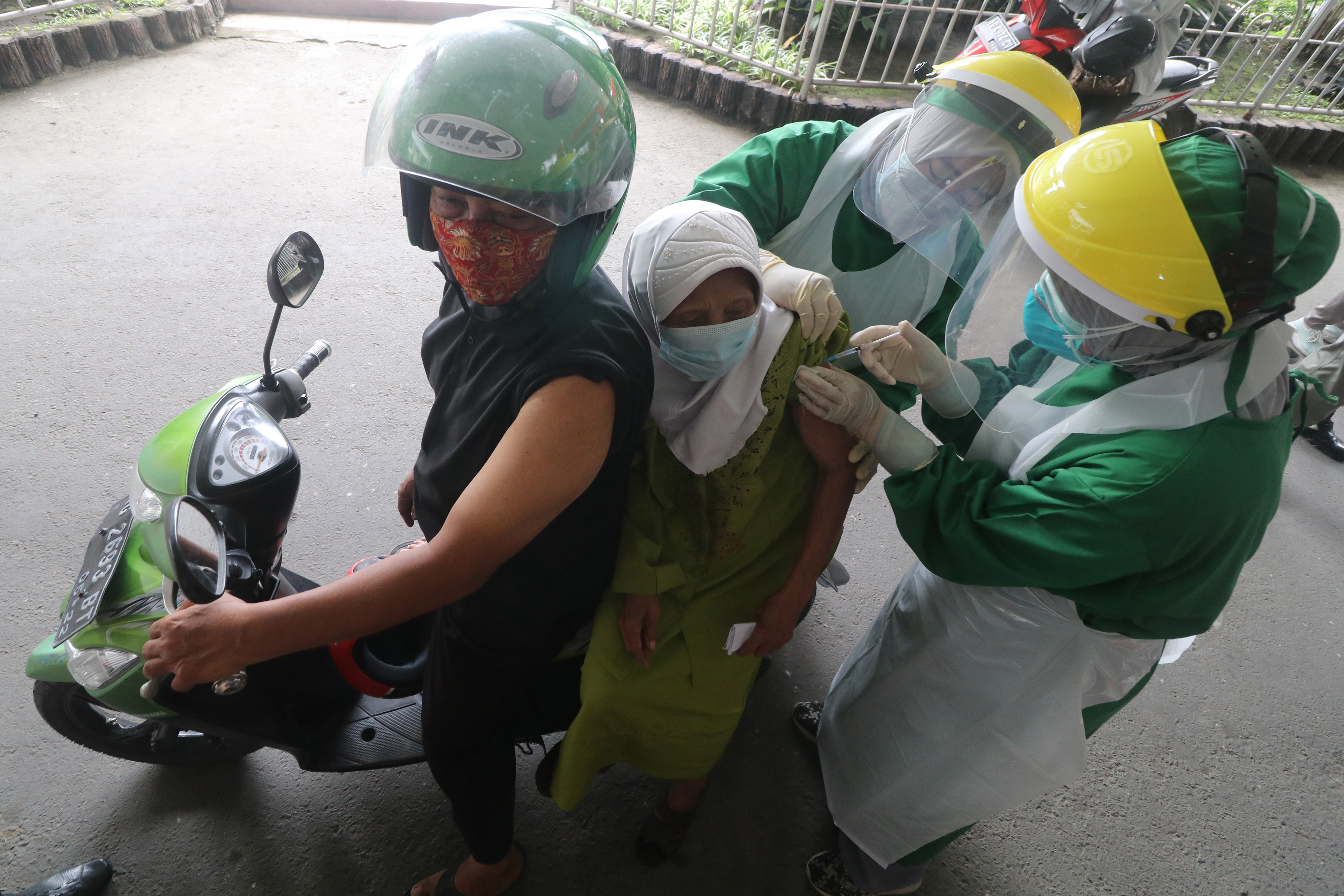 Vaksinasi Drive Thru Lansia