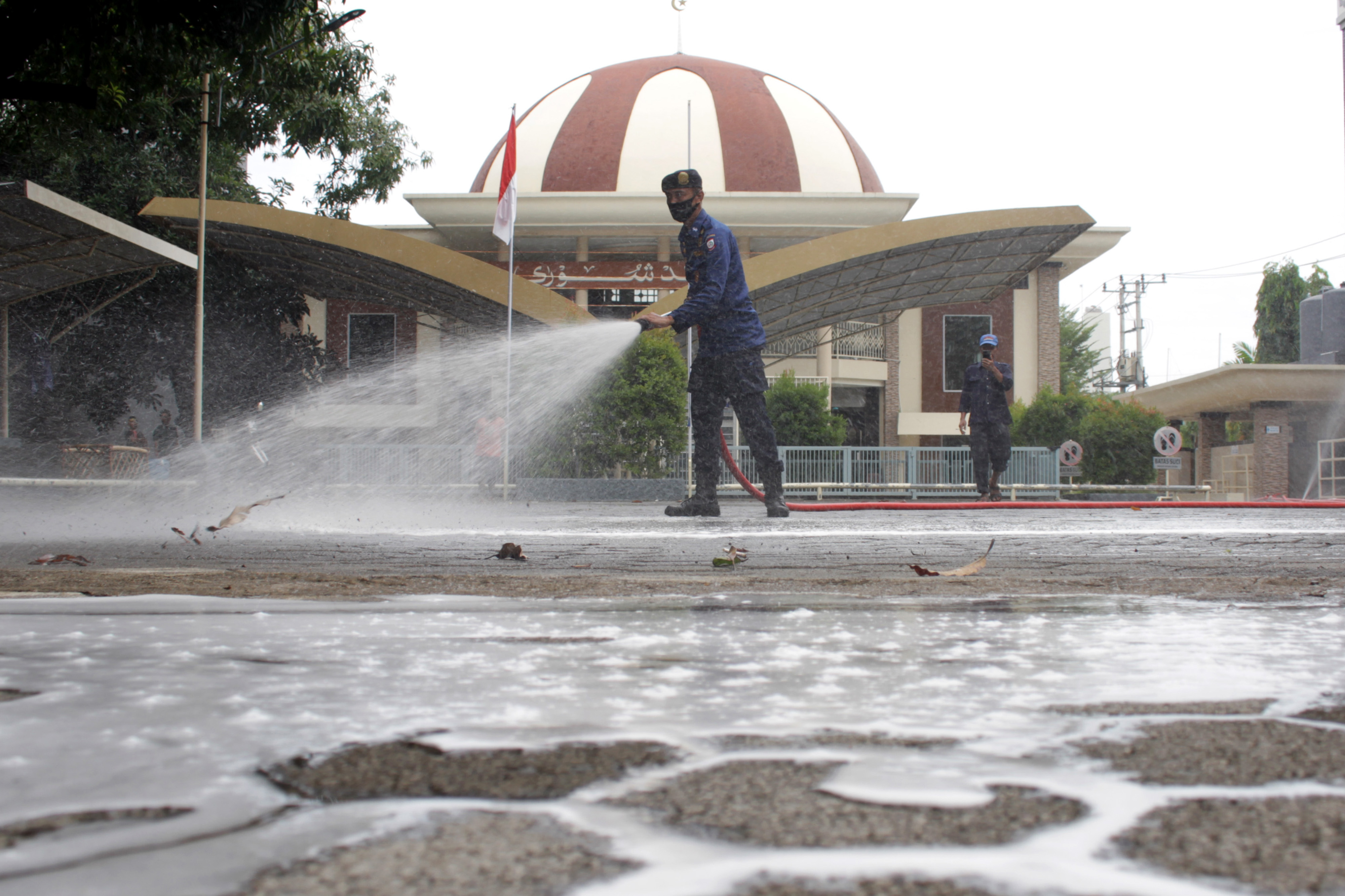 Penyemprotan Disinfektan di Masjid Jelang Ramadan
