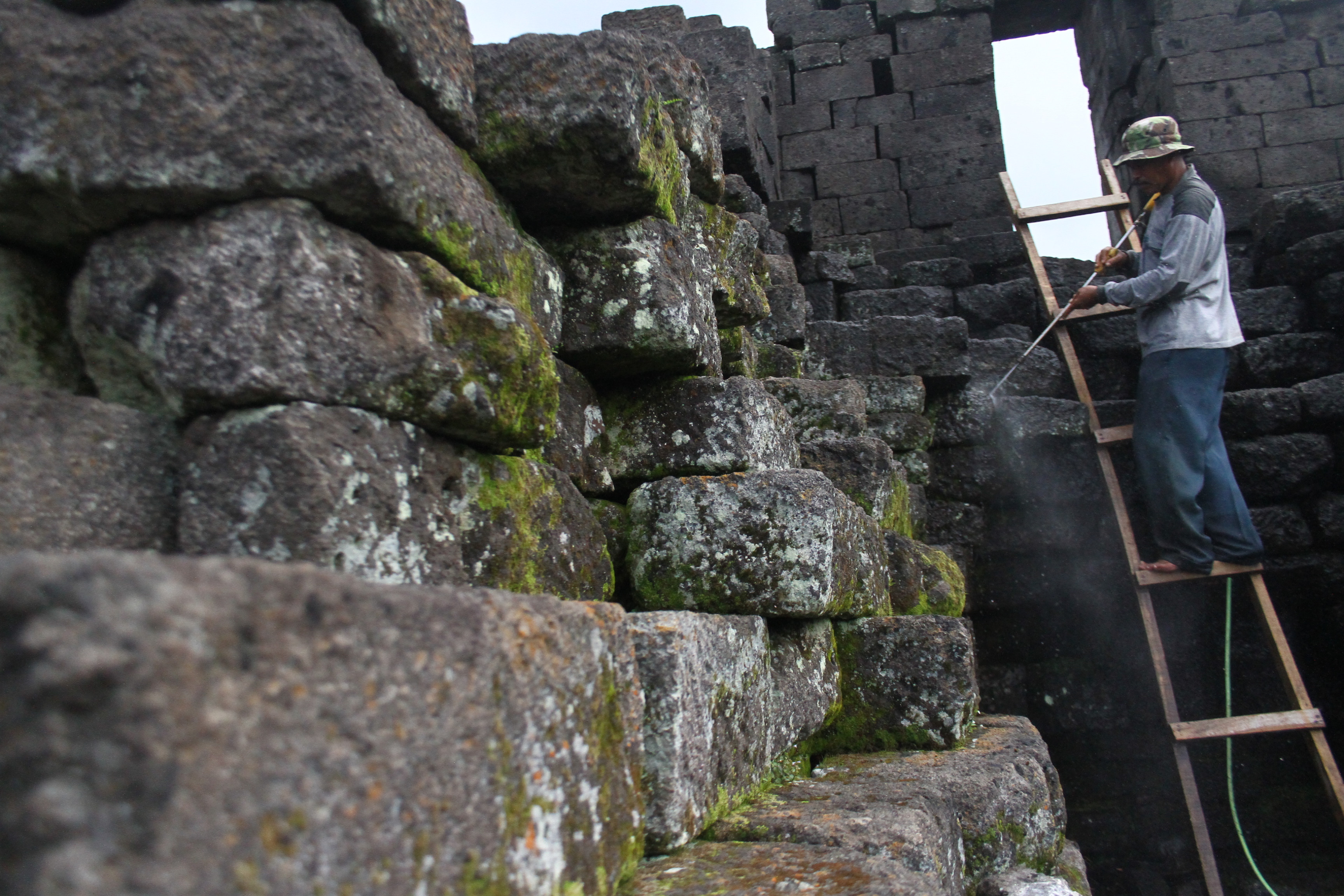 Perawatan Candi Jago Malang