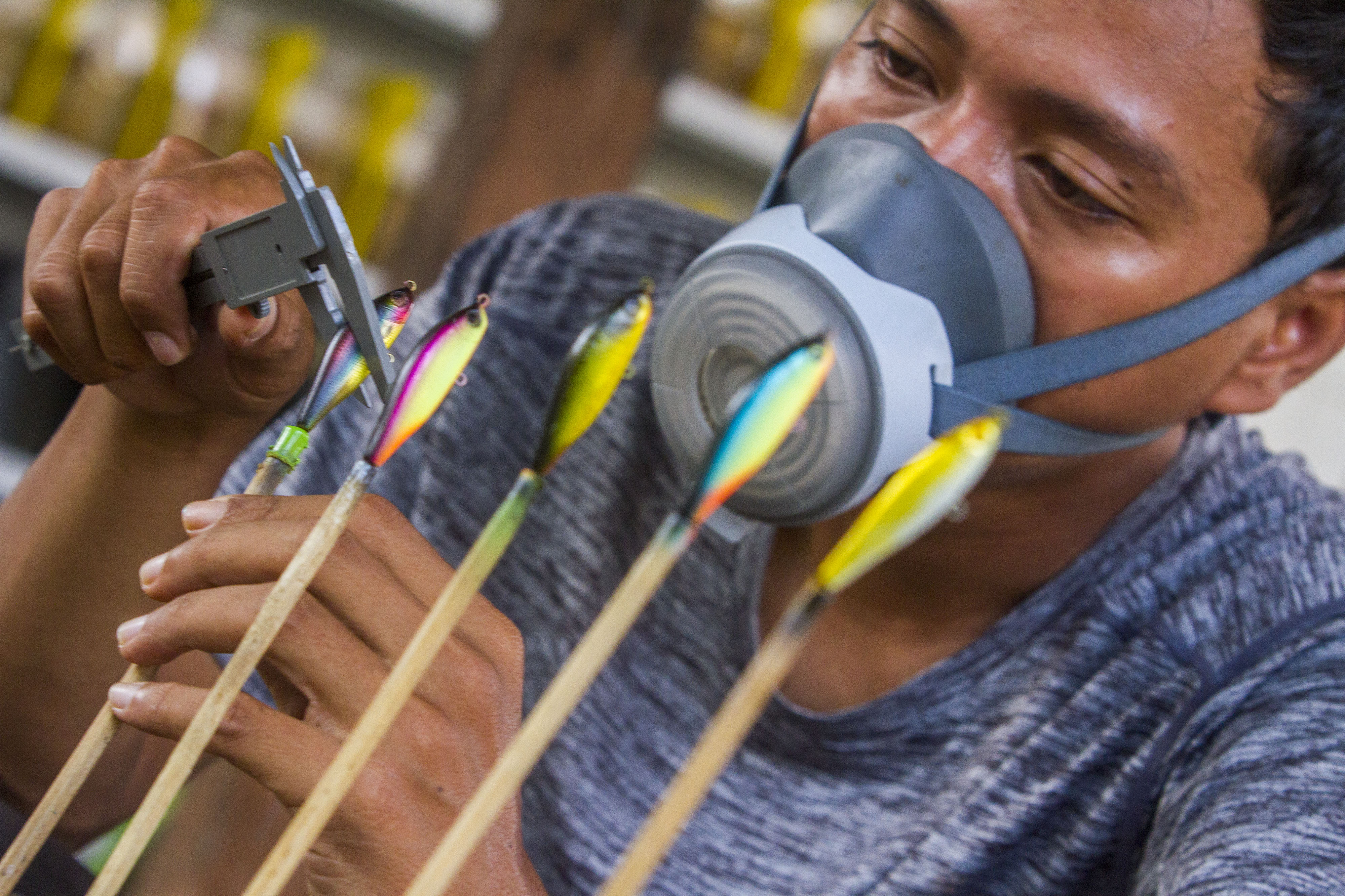 Kerajinan Umpan Pancing Ikan di Karawang