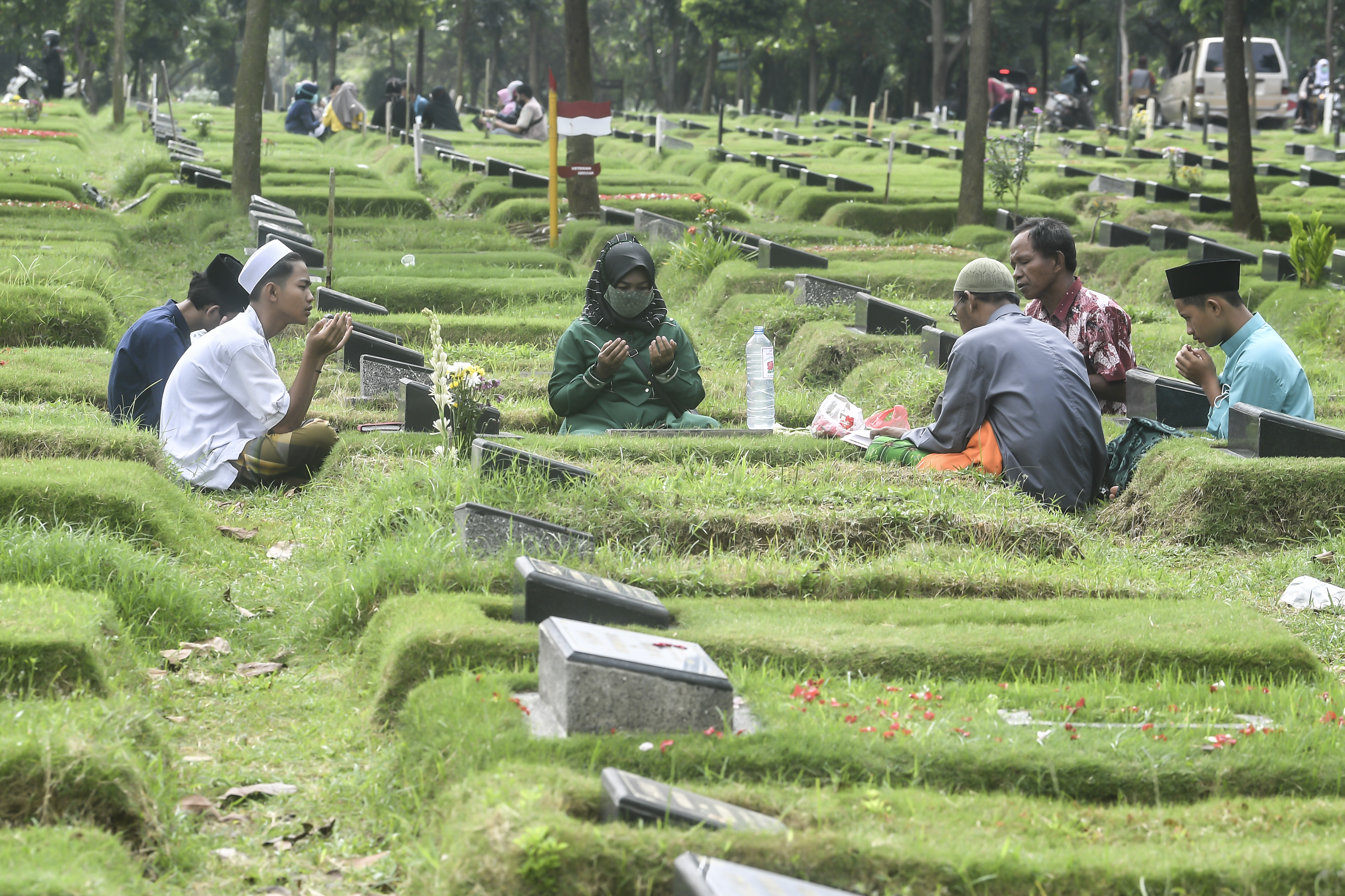 Ziarah Makam Jelang Ramadan