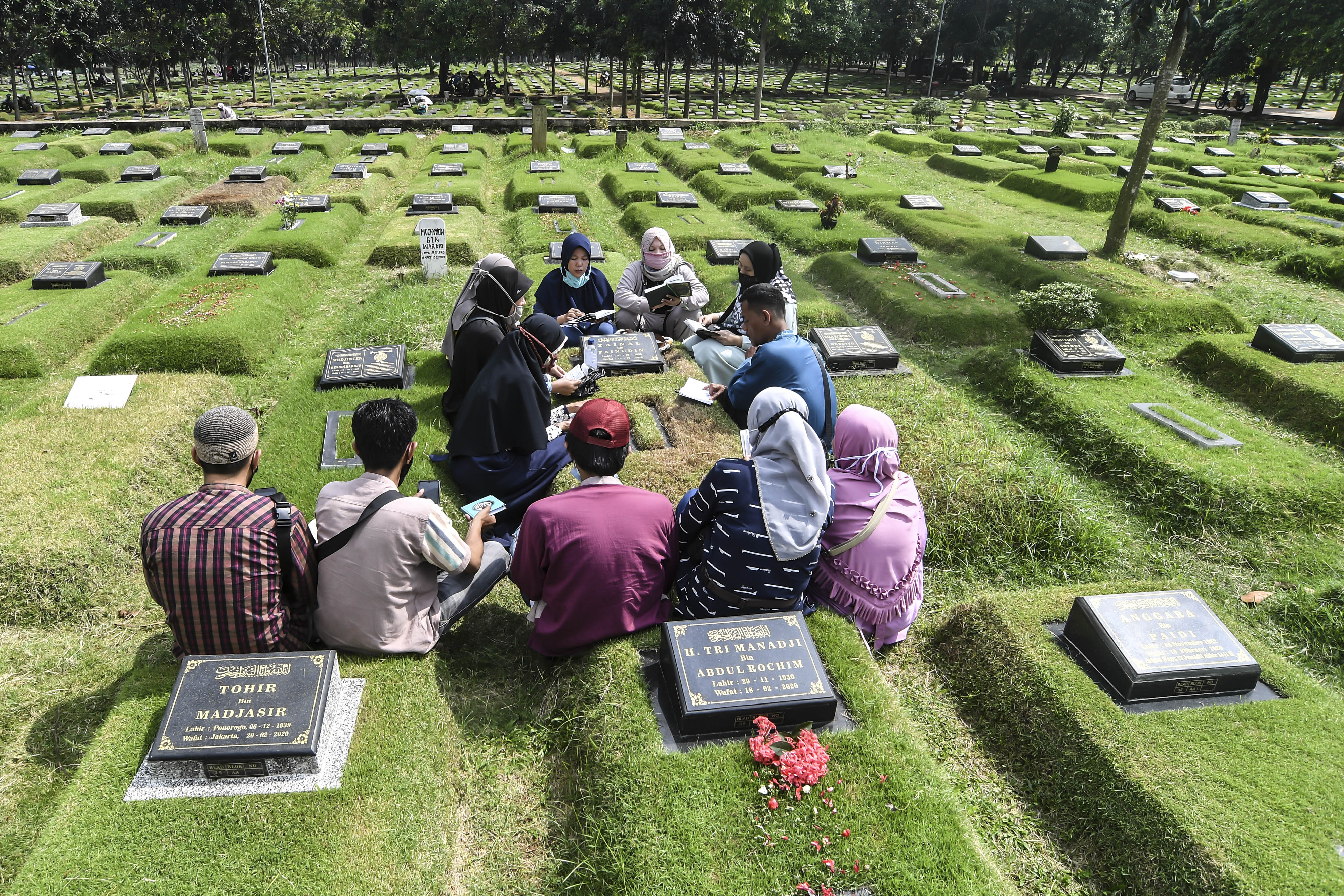 Ziarah Makam Jelang Ramadan
