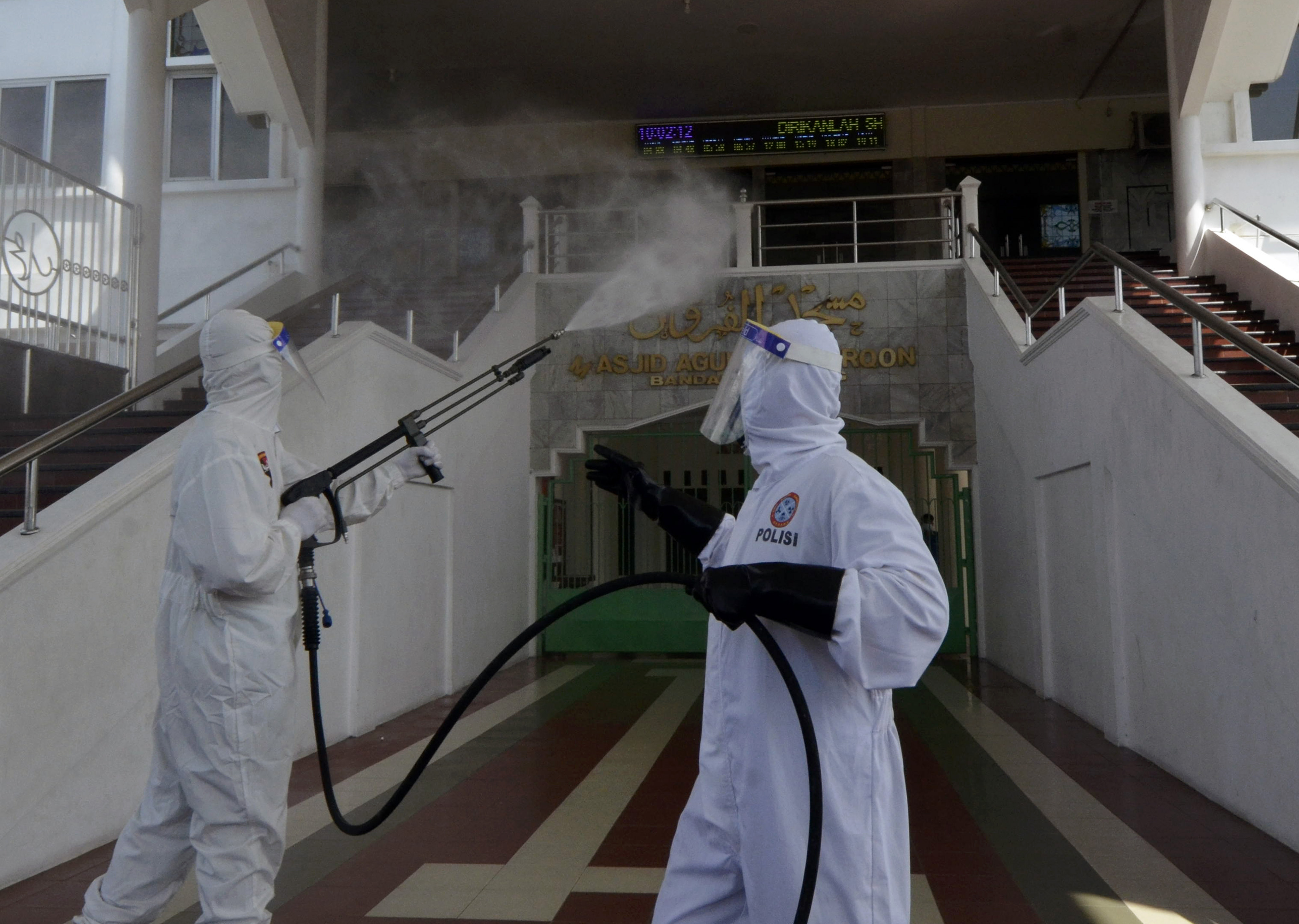 Penyemprotan Disinfektan Jelang Ibadah Ramadan