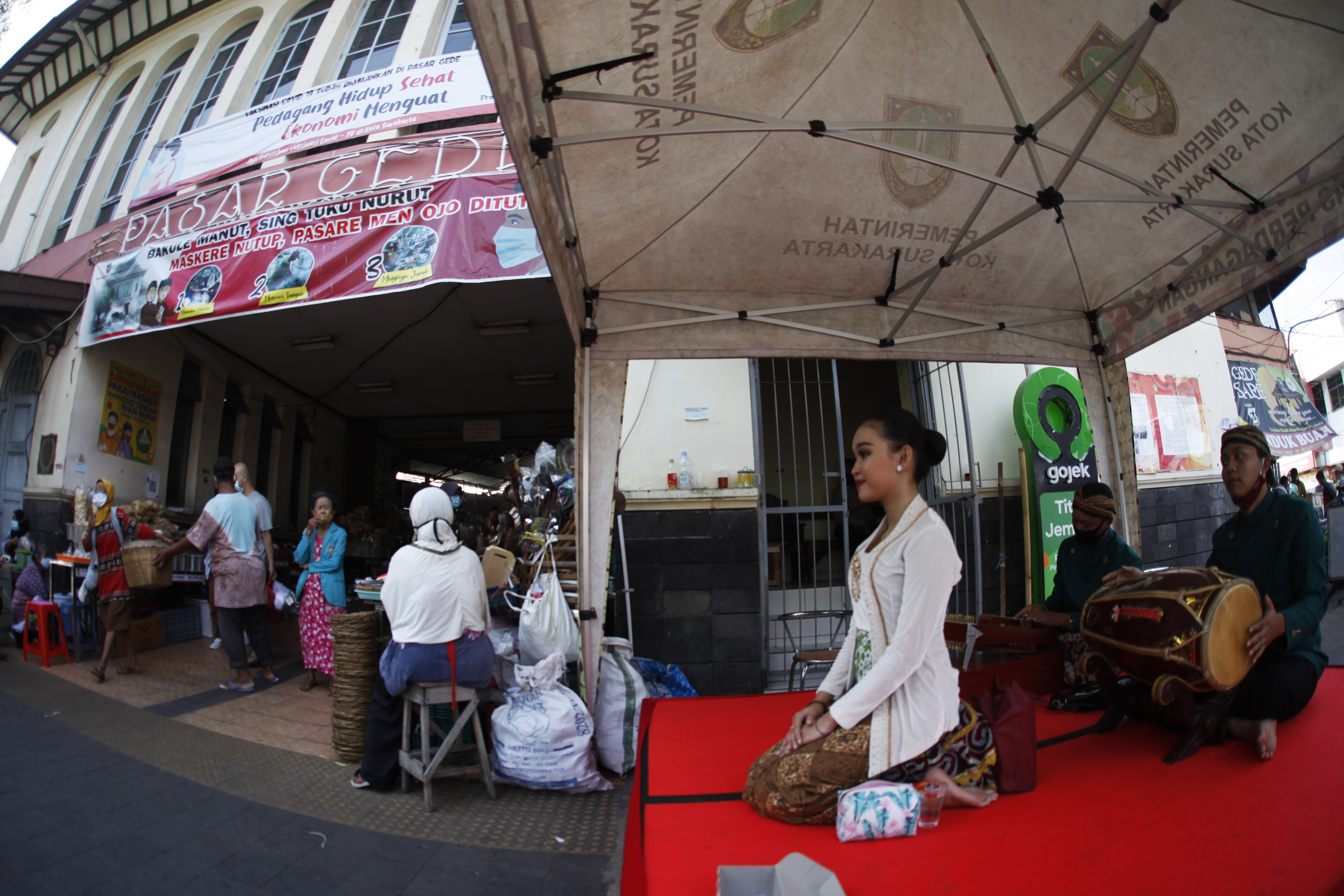 Hiburan di Pasar Gede