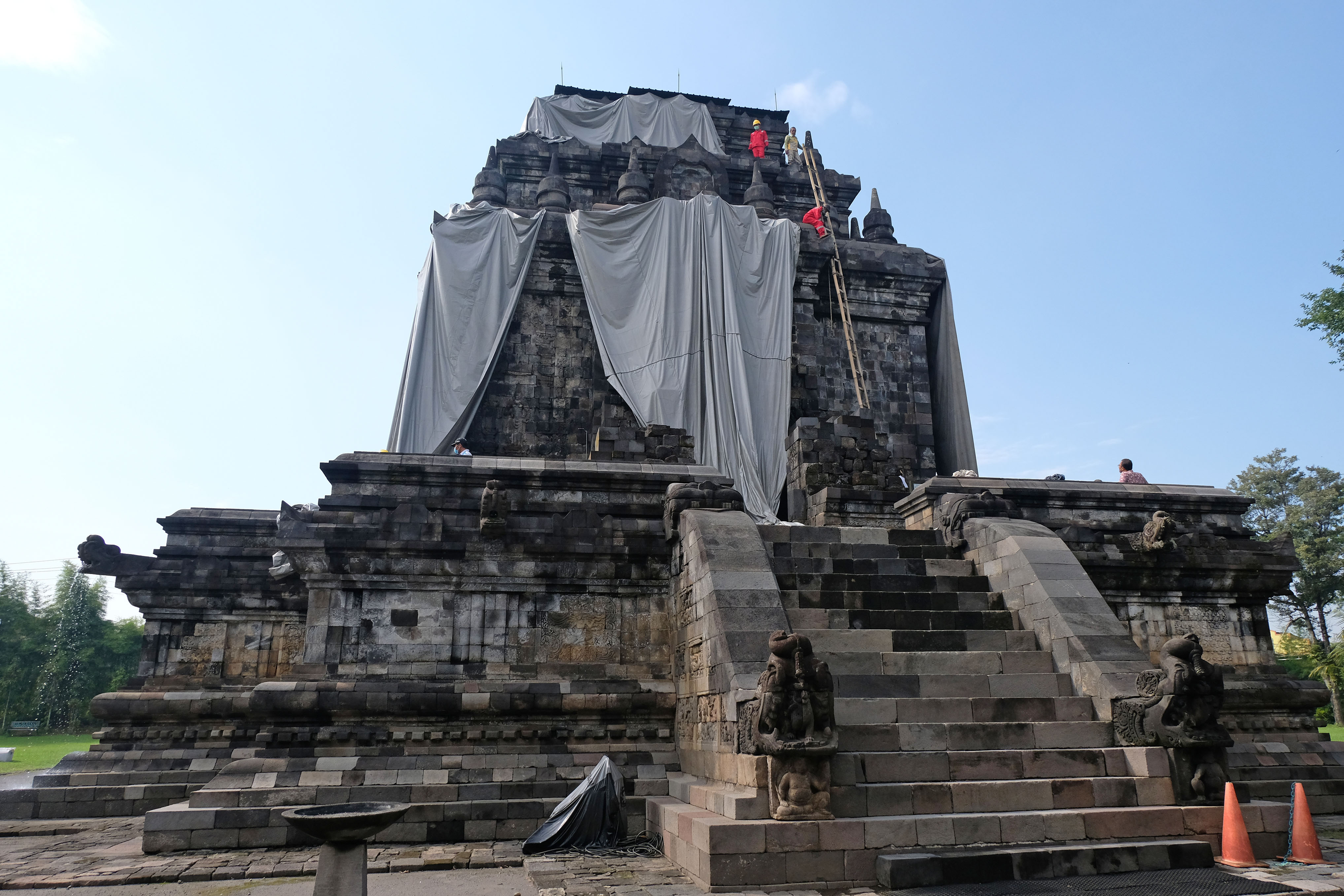 Terpaulin Penutup Candi Mendut Dibuka
