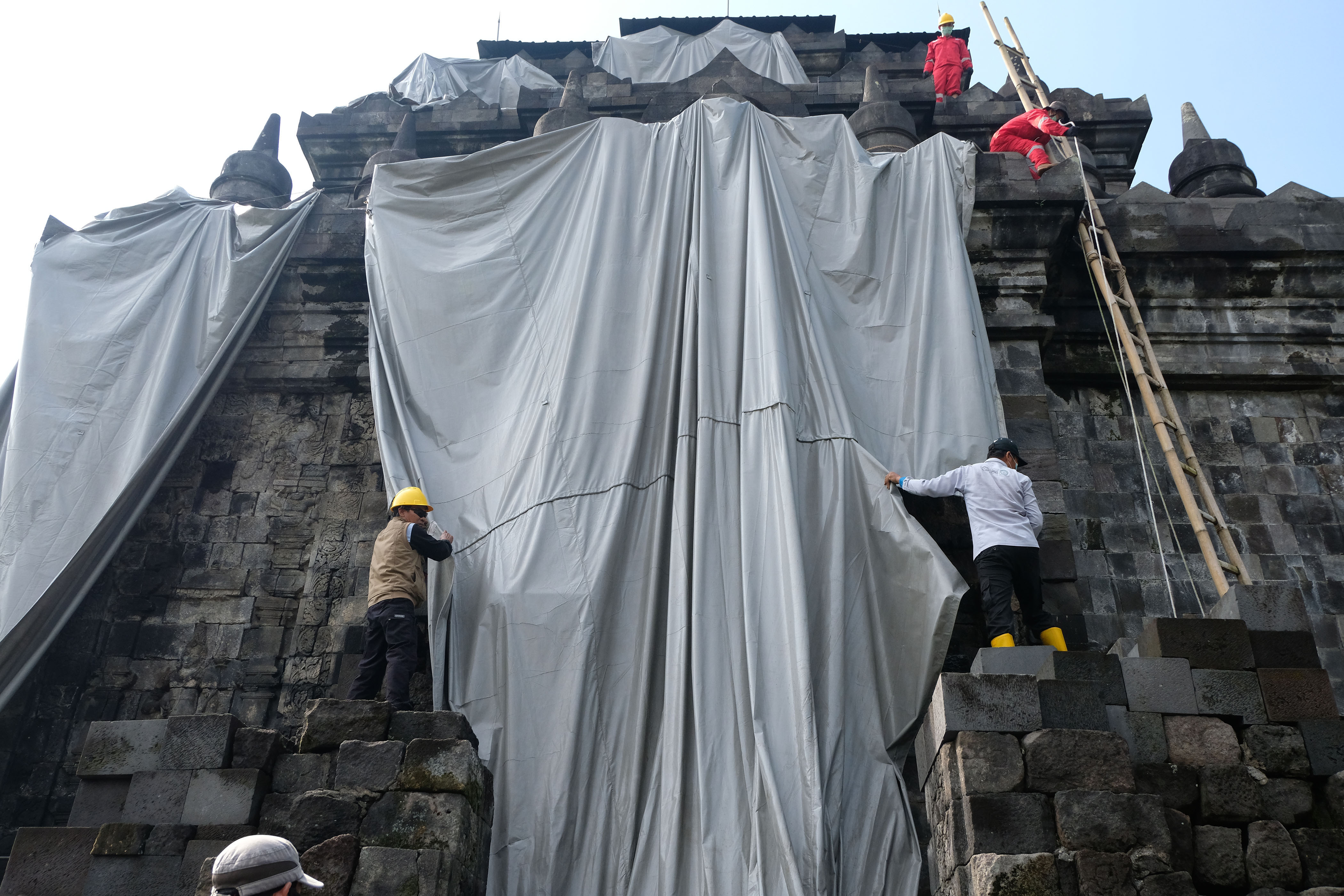 Terpaulin Penutup Candi Mendut Dibuka