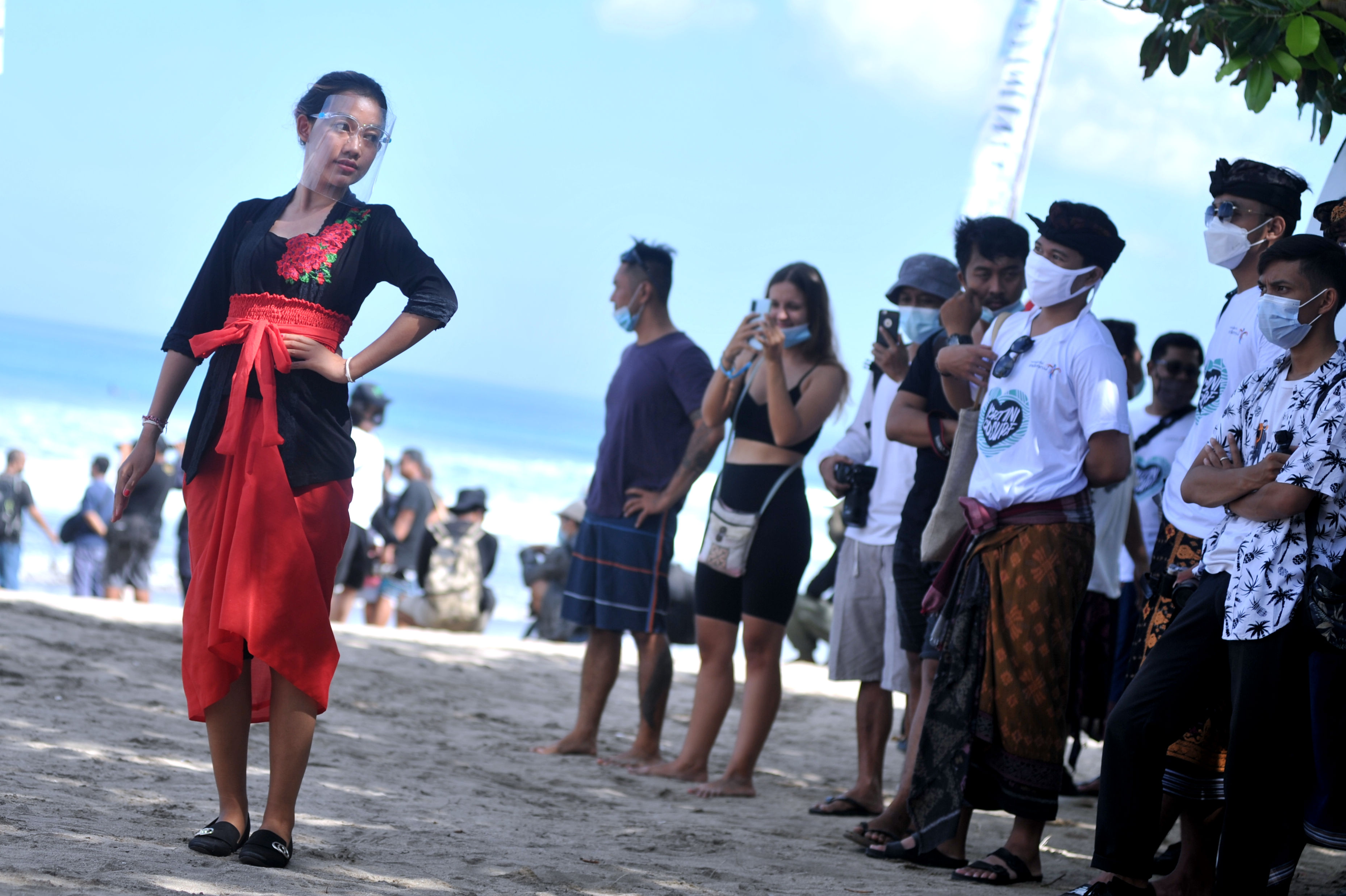 Peragaan Busana Kebaya di Pantai Kuta