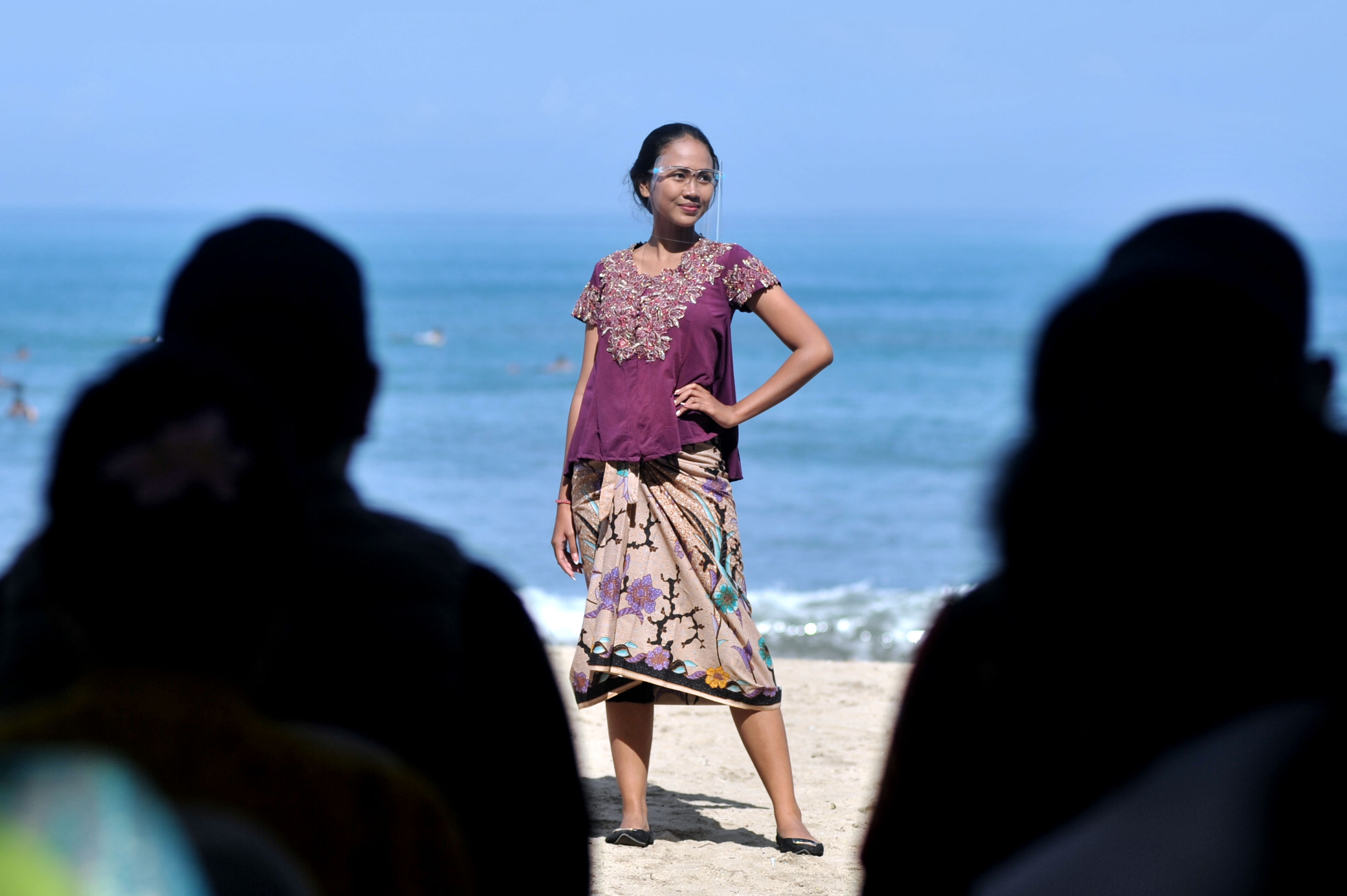 Peragaan Busana Kebaya di Pantai Kuta