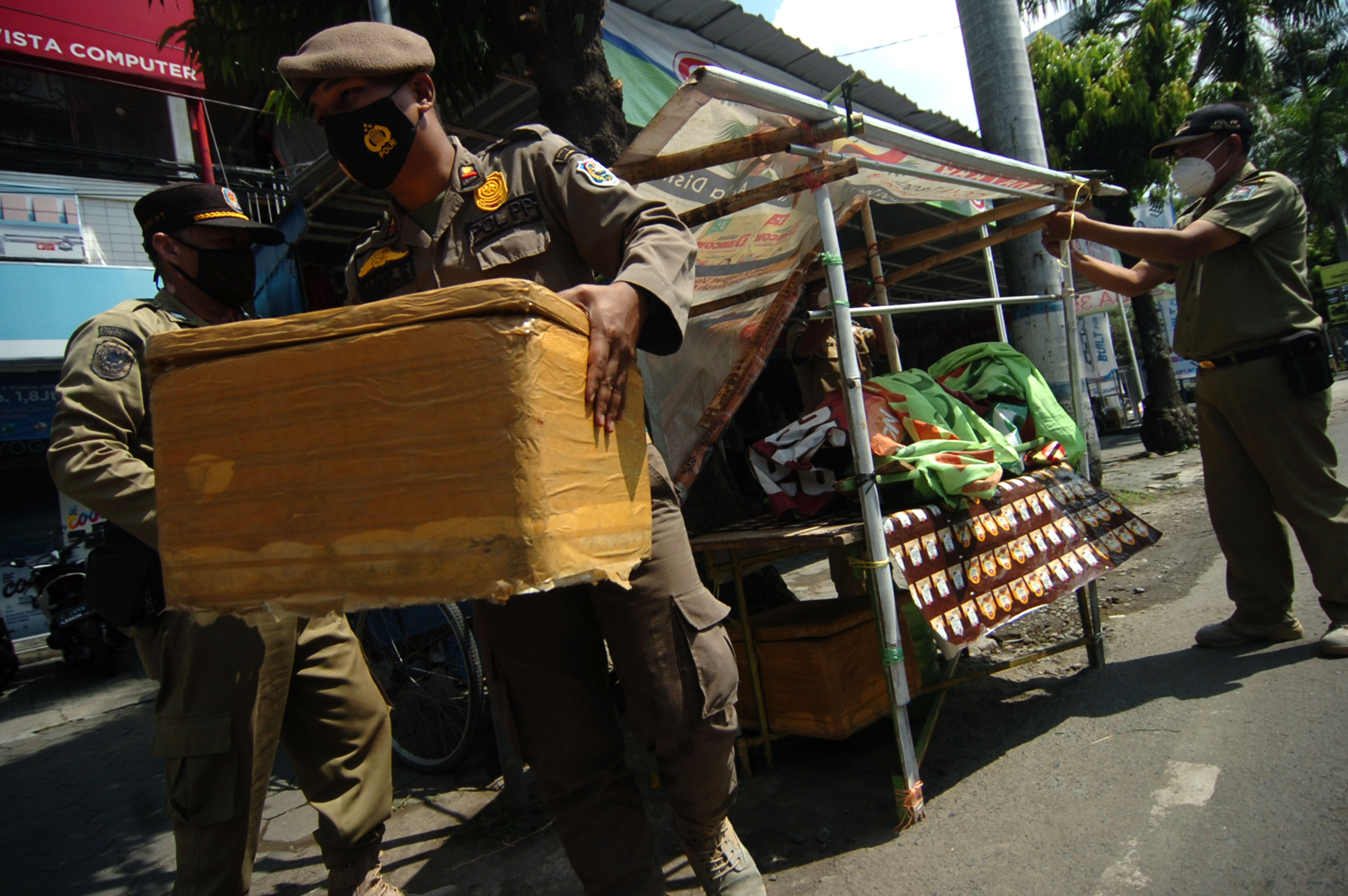 Razia Warung Makan dan PKL di Tegal