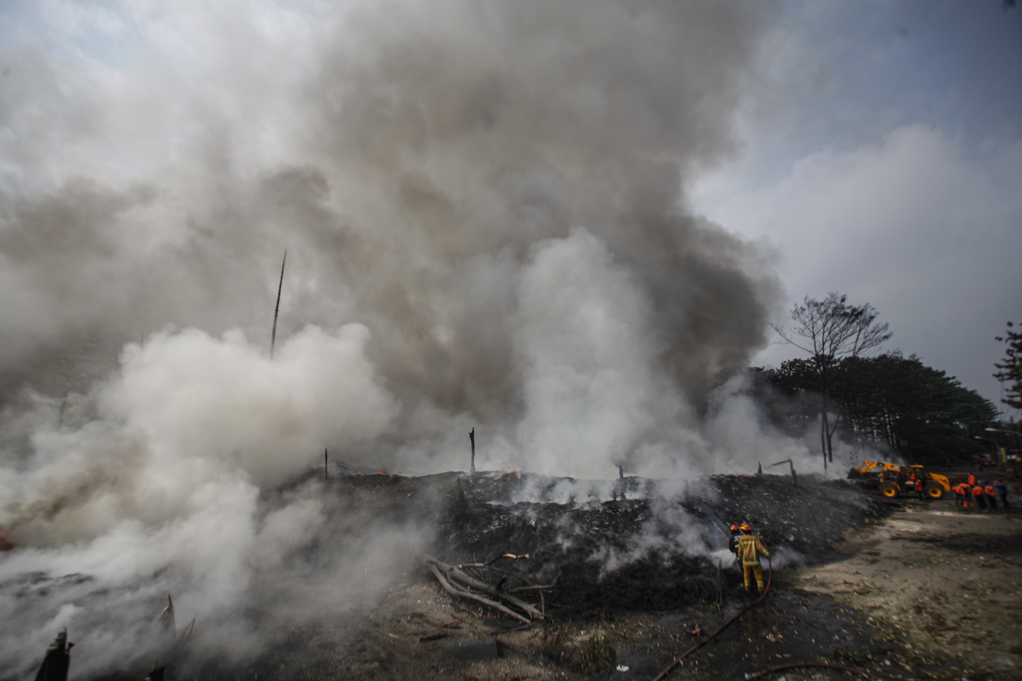 Kebakaran Lapak Ban Bekas di Bogor