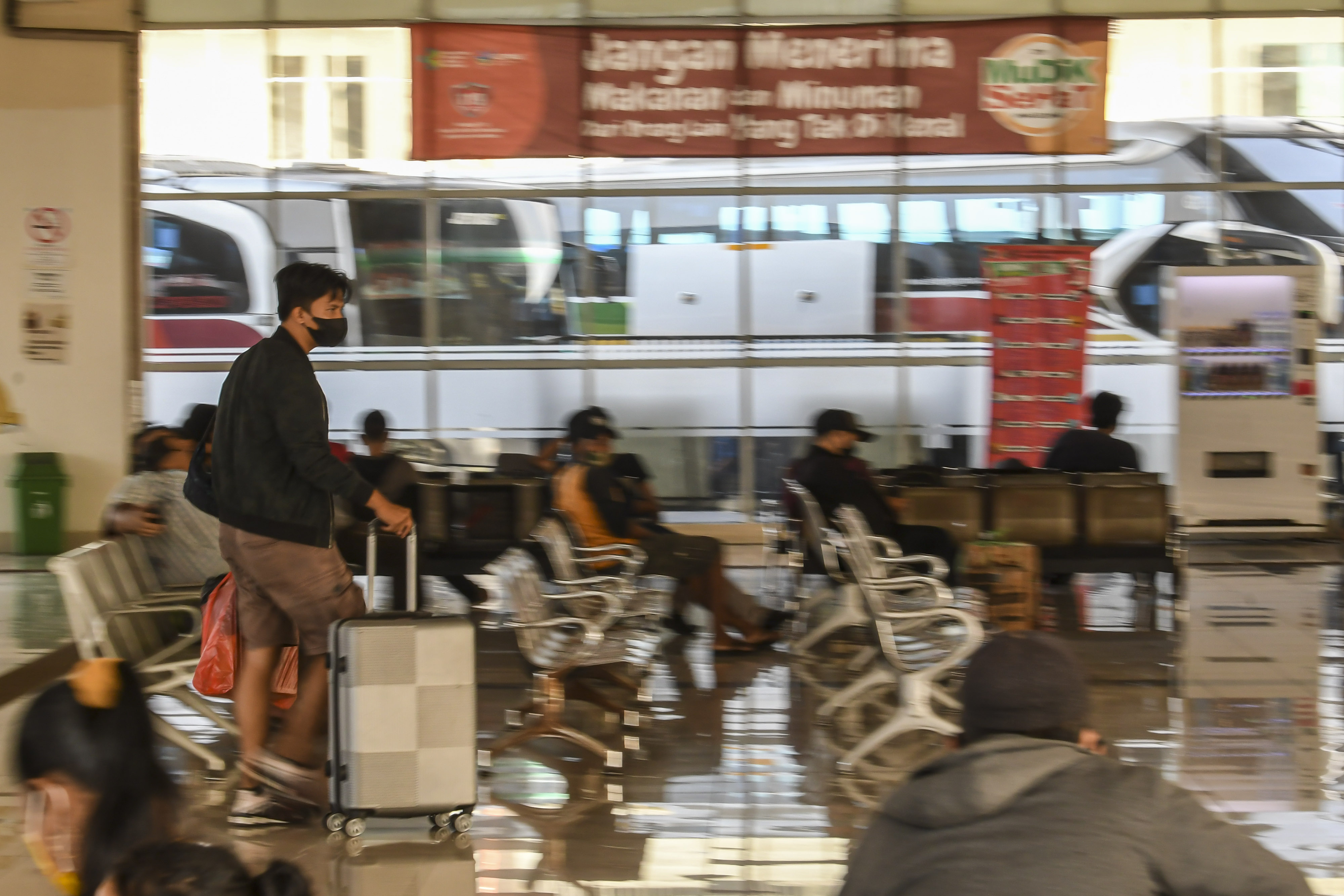 Terminal Pulo Gebang  Tetap Beroperasi Untuk Pemudik