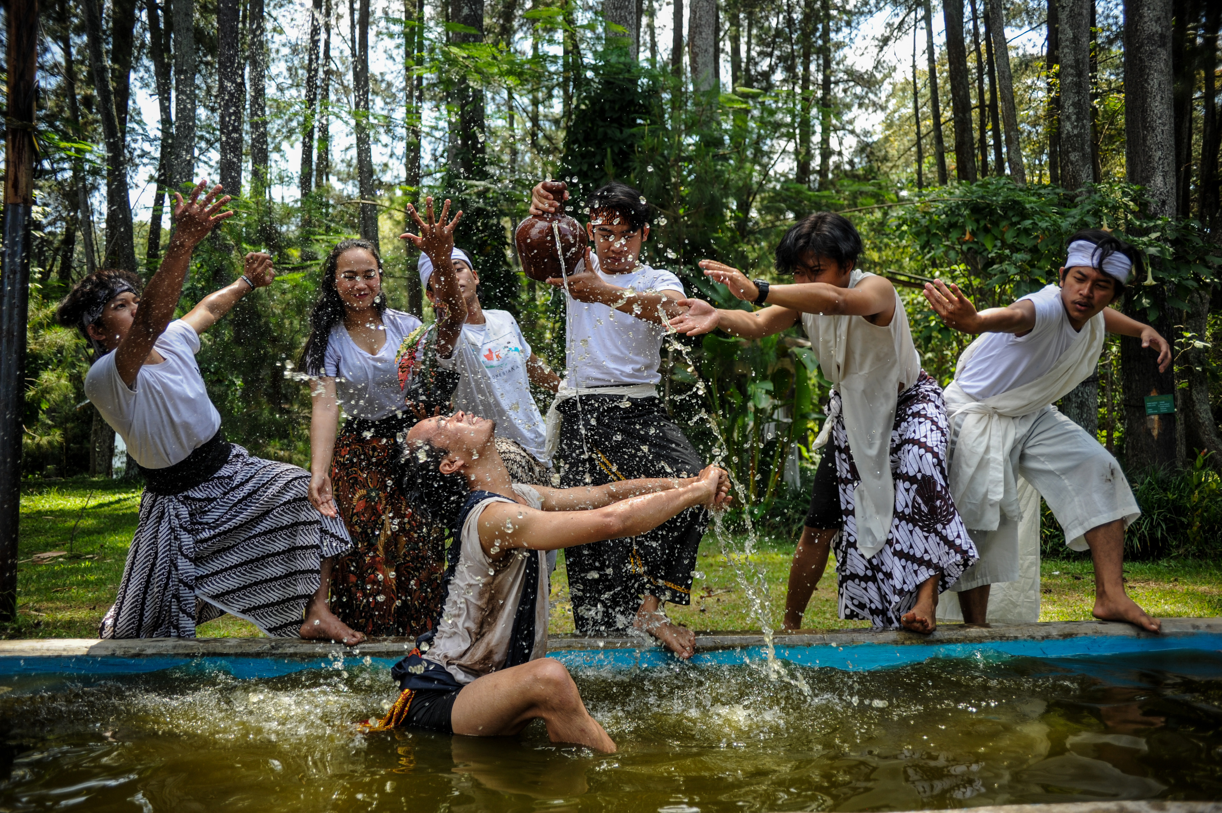 Tujuh Jam Menari Peringati Hari Bumi