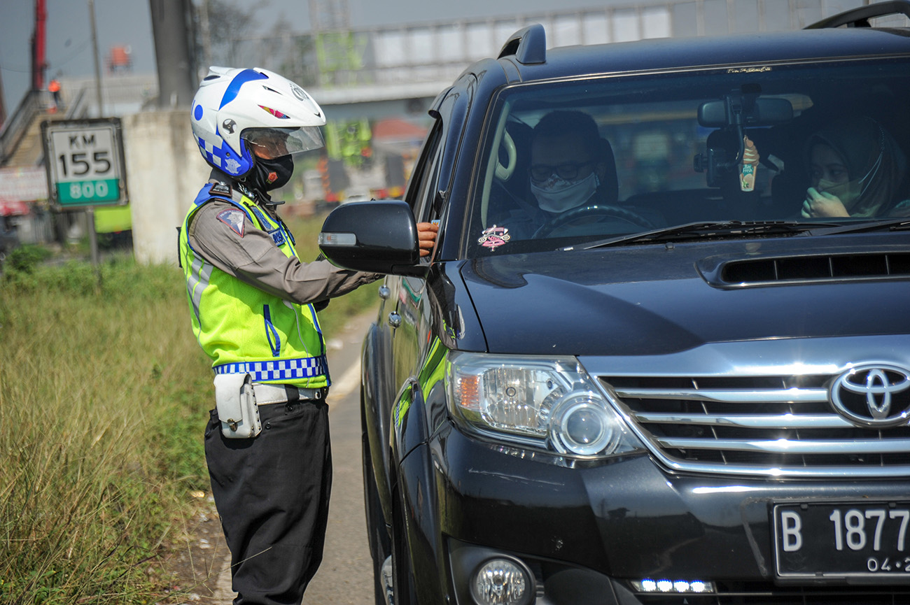 Penyekatan Kendaraan di Gerbang Keluar Tol Cileunyi