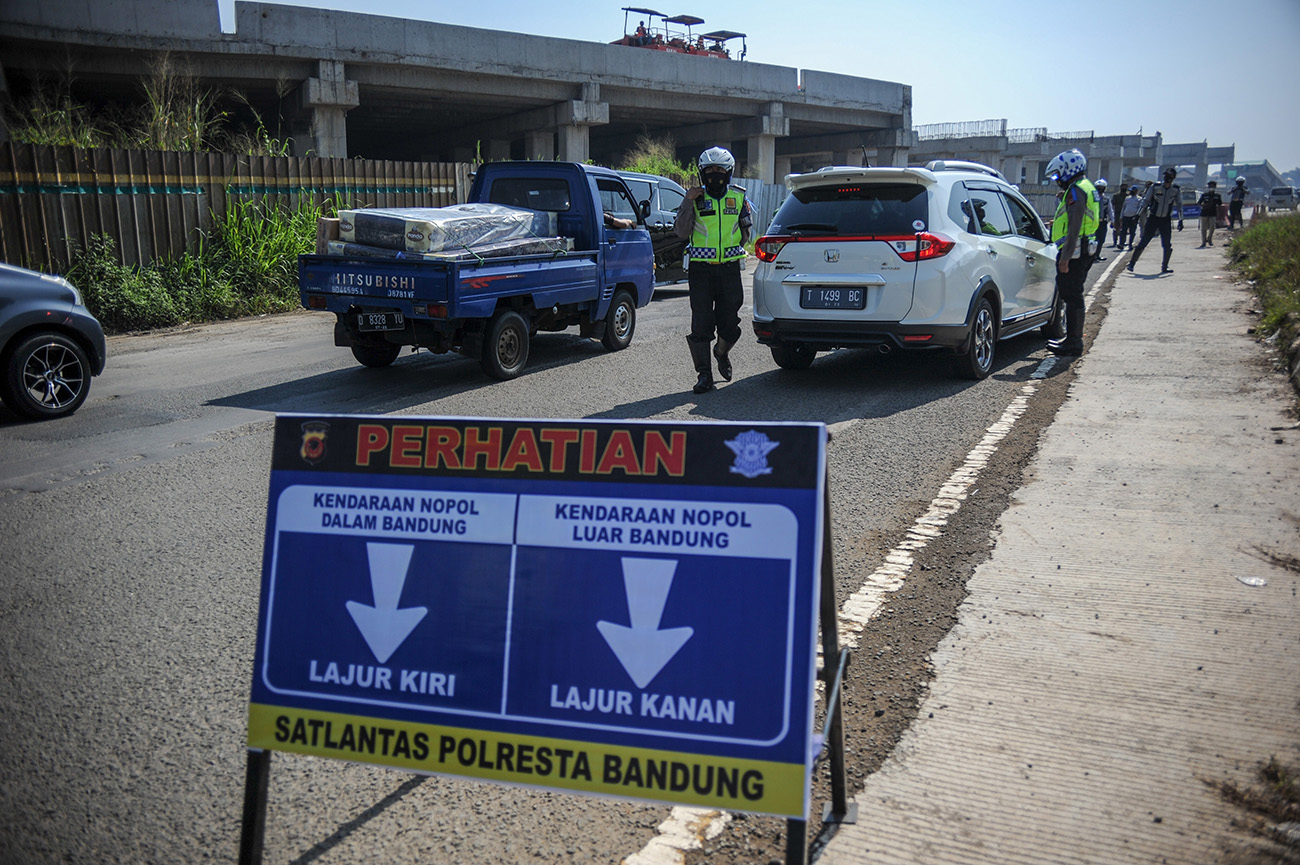 Penyekatan Kendaraan di Gerbang Keluar Tol Cileunyi