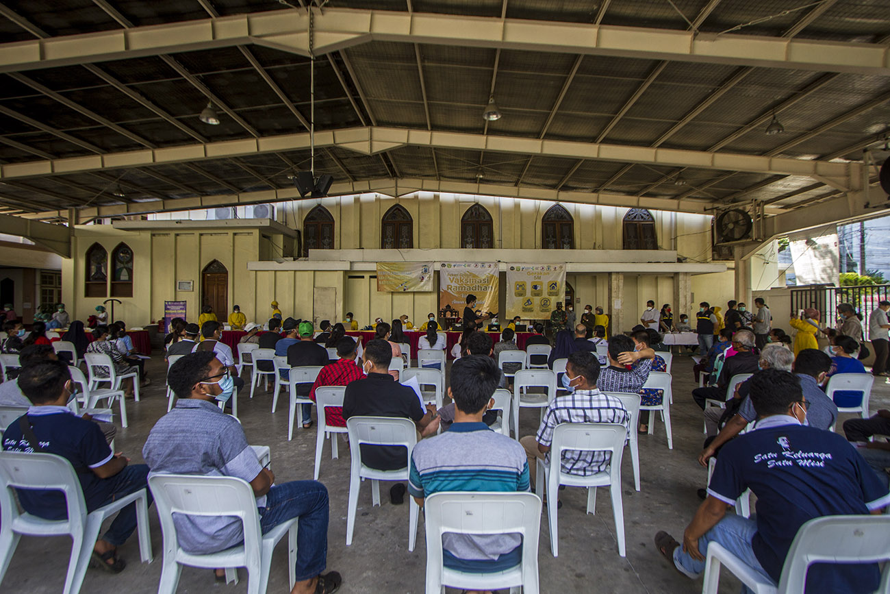 Vaksinasi COVID-19 di Gereja