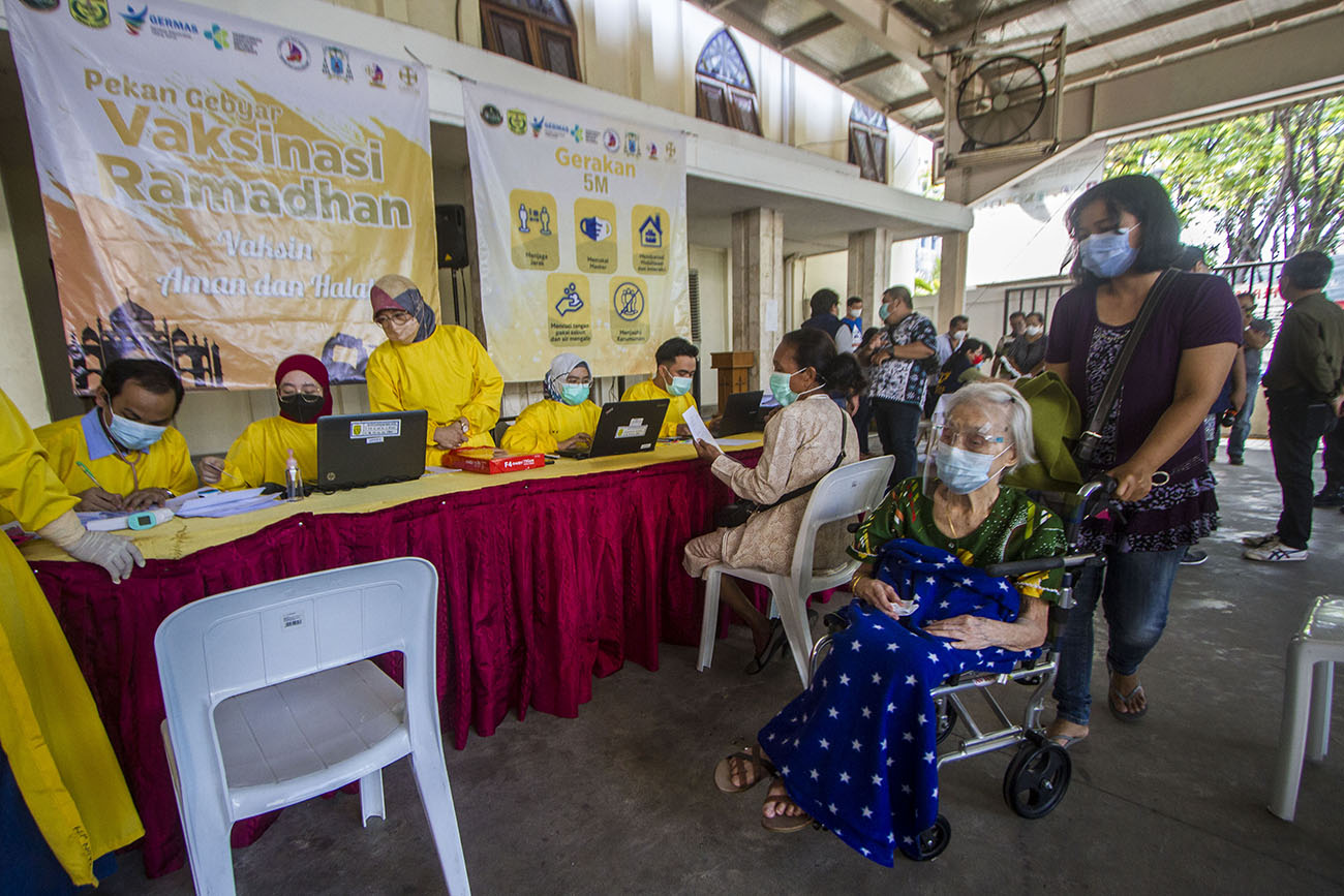 Vaksinasi COVID-19 di Gereja