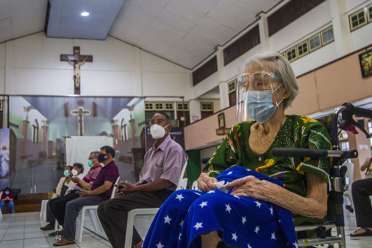 Vaksinasi COVID-19 di Gereja