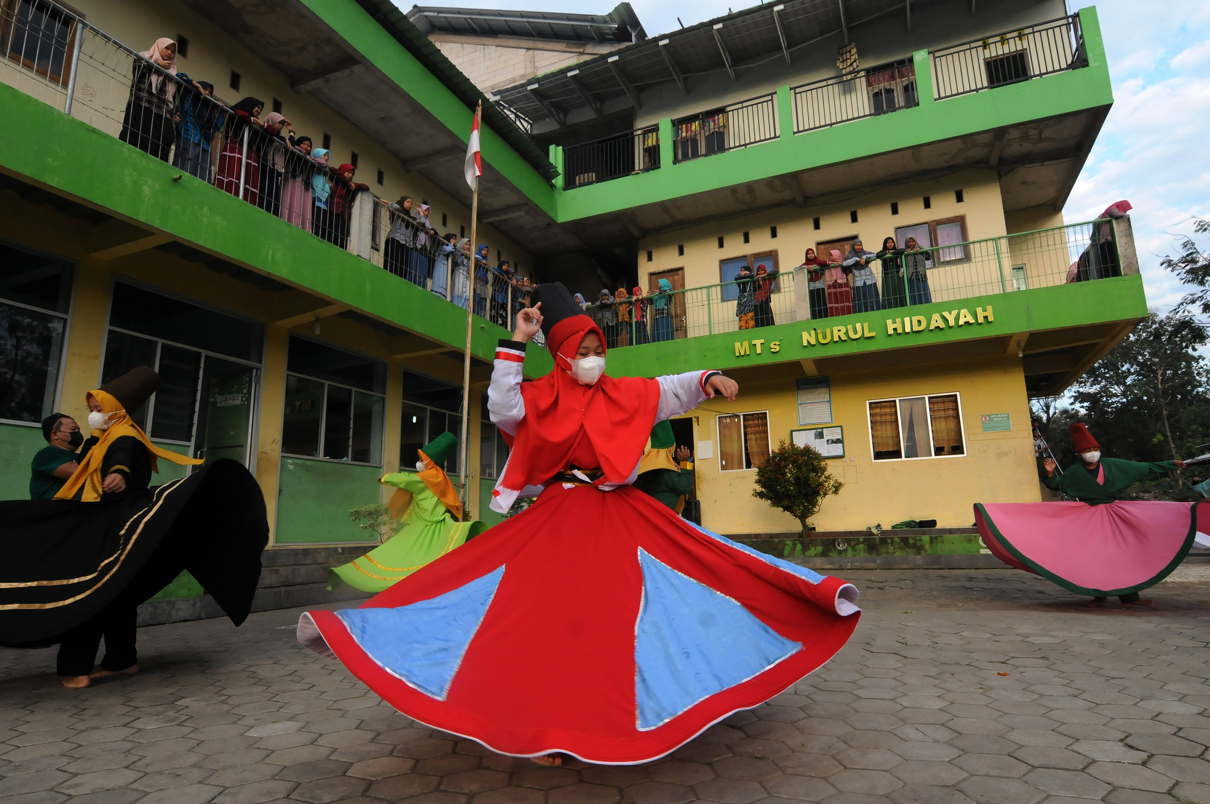 Ngabuburit Dengan Berlatih Tari Sufi