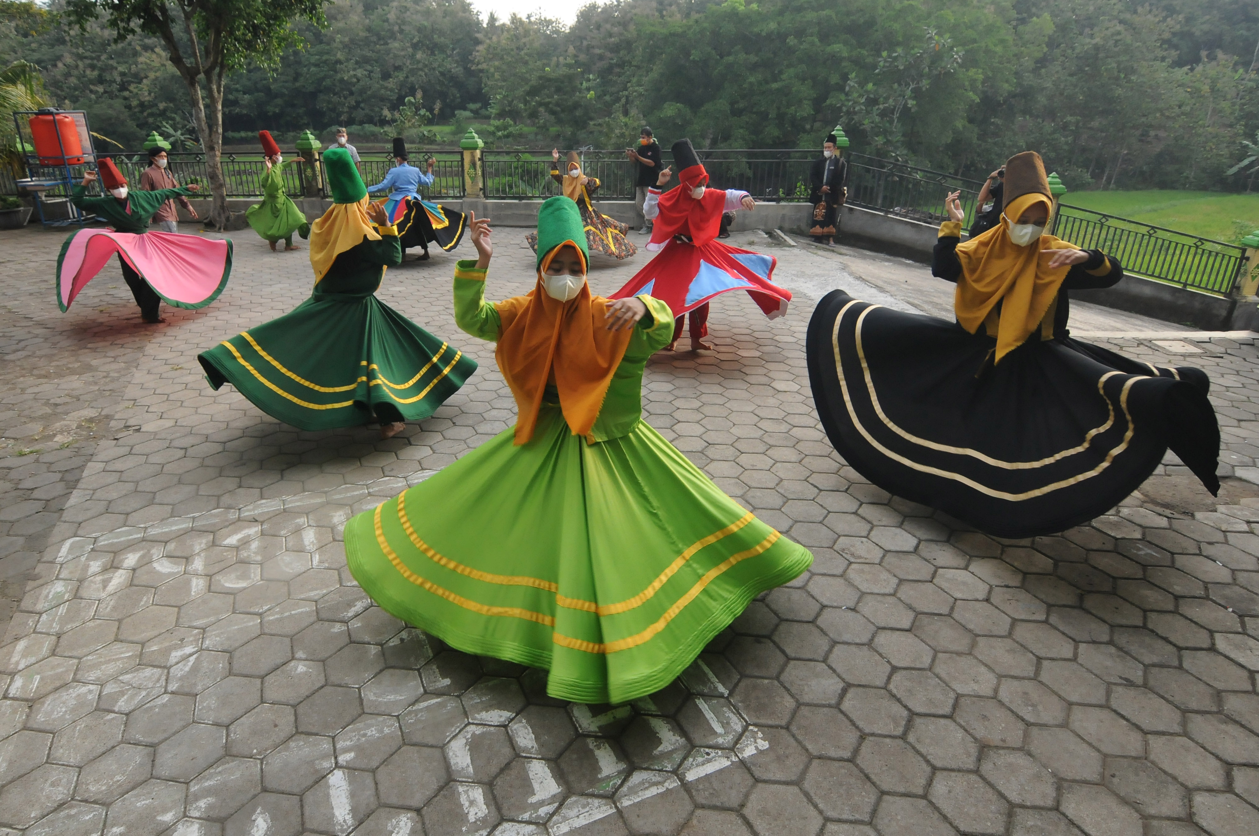 Ngabuburit Dengan Berlatih Tari Sufi