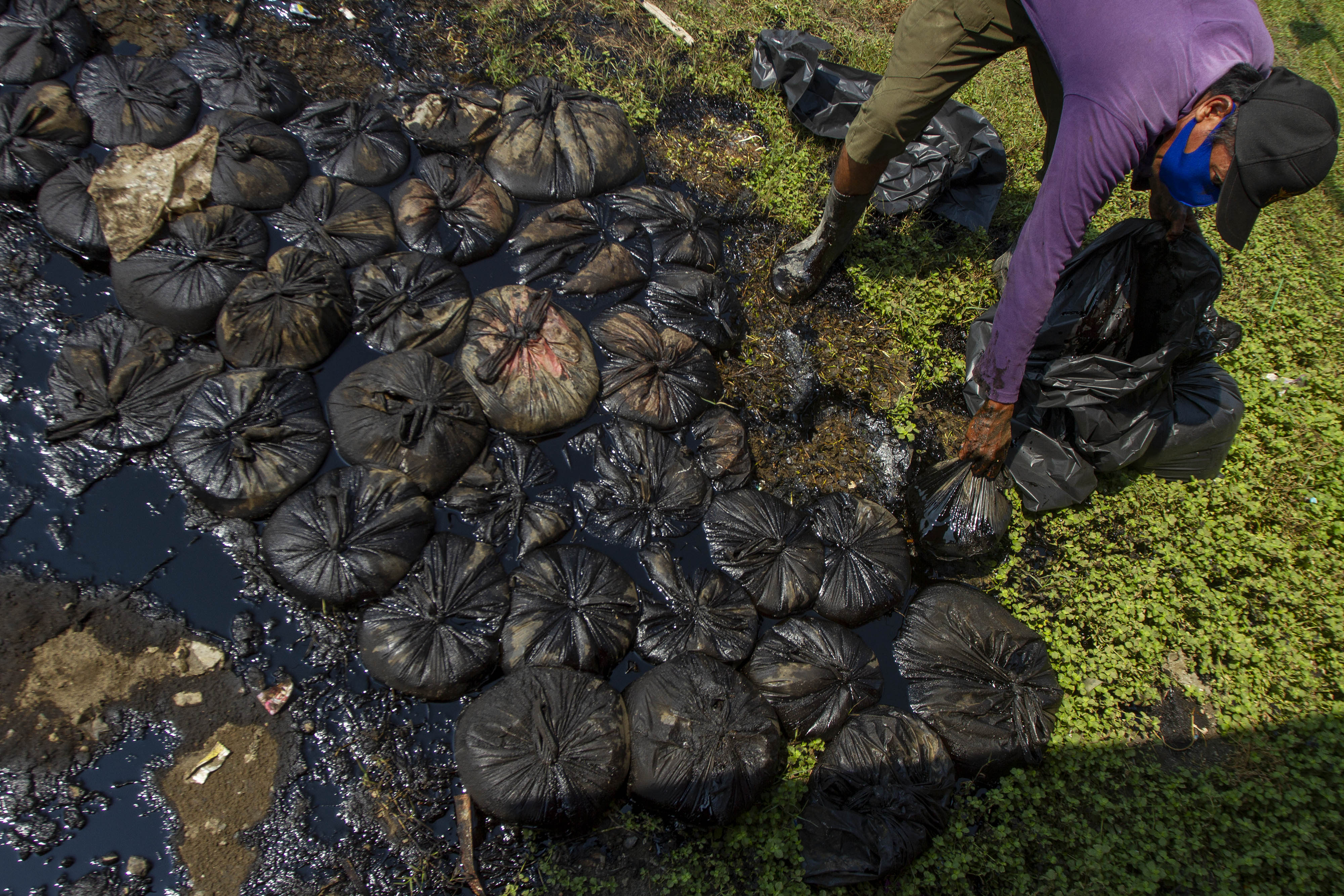 Tumpahan Minyak Mentah Cemari Laut Karawang