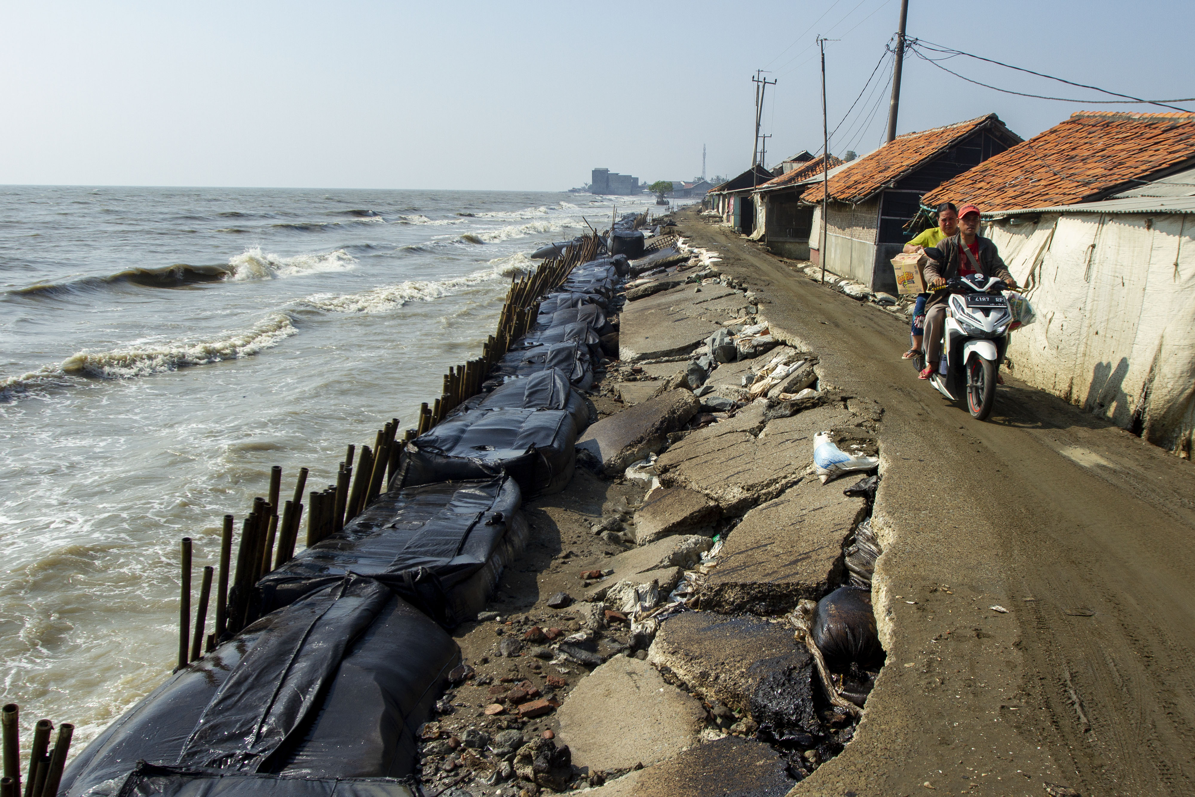 Tumpahan Minyak Mentah Cemari Laut Karawang