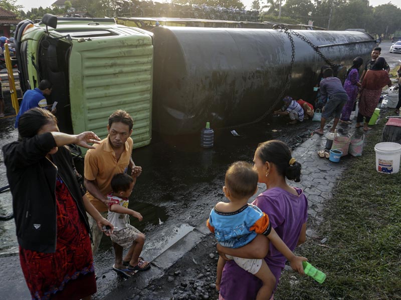 Kecelakaan Truk Pembawa Minyak Curah