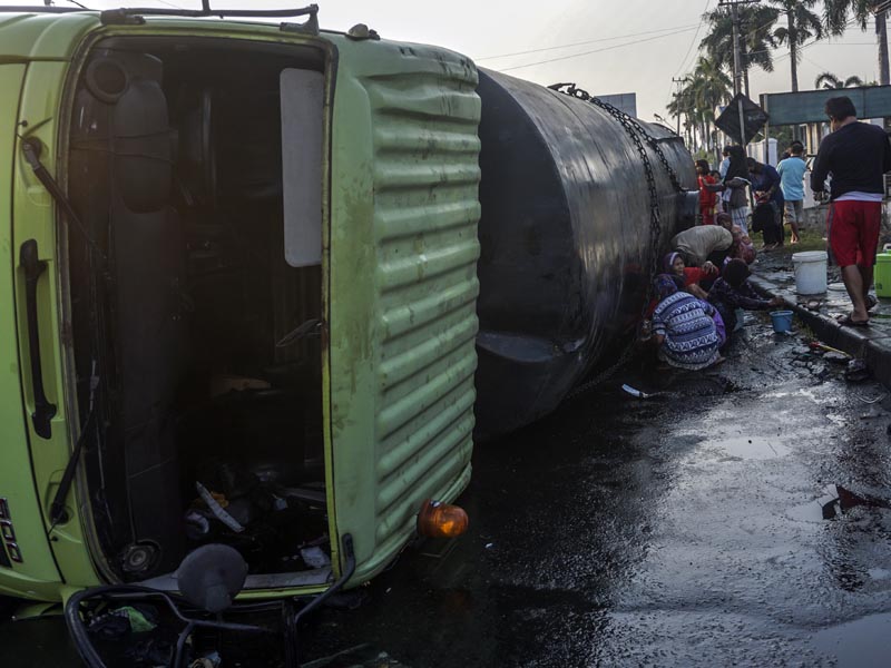 Kecelakaan Truk Pembawa Minyak Curah