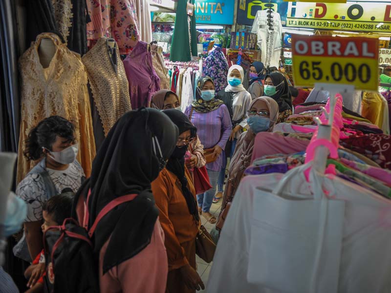 Skybridge Tanah Abang Dipadati Warga Berbelanja