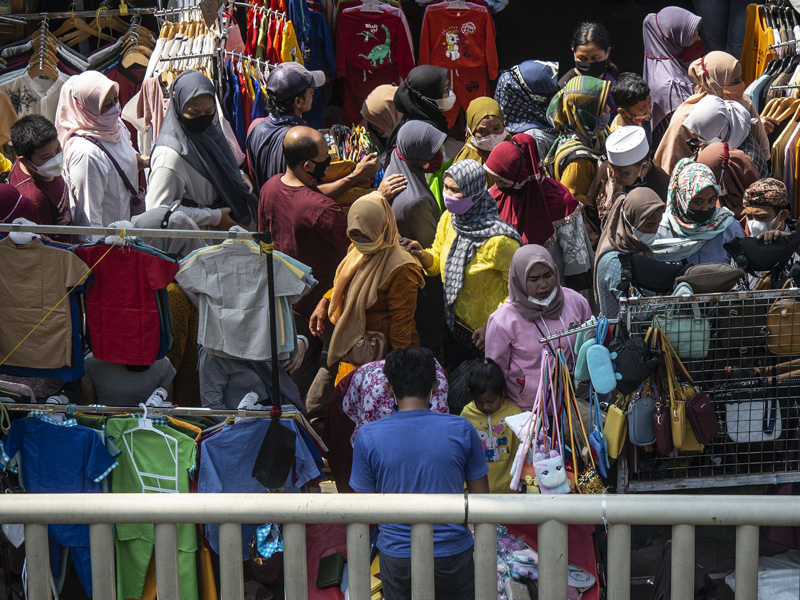 Skybridge Tanah Abang Dipadati Warga Berbelanja