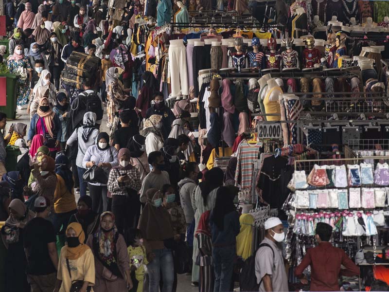 Skybridge Tanah Abang Dipadati Warga Berbelanja