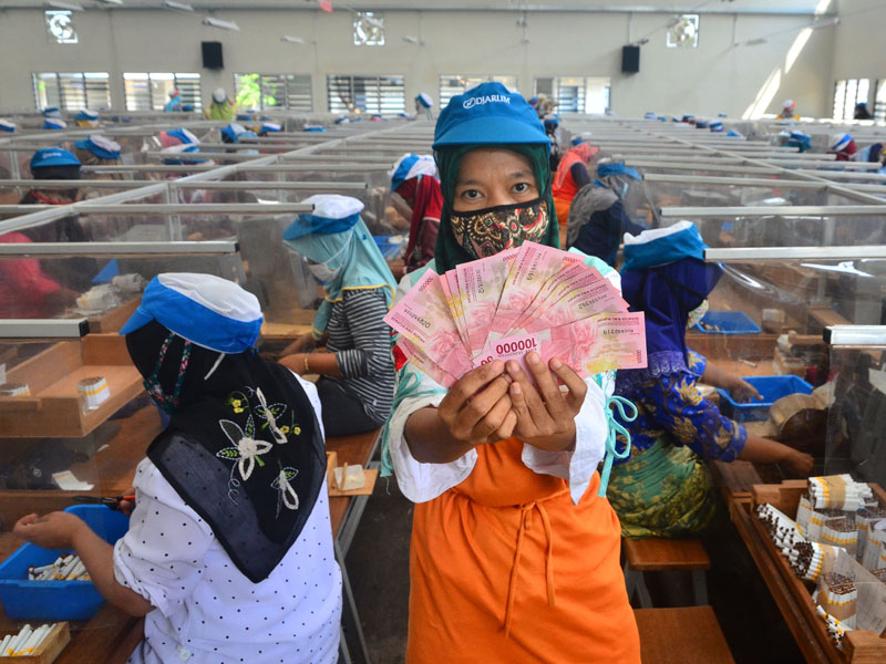 Pembagian Uang THR Untuk Pekerja