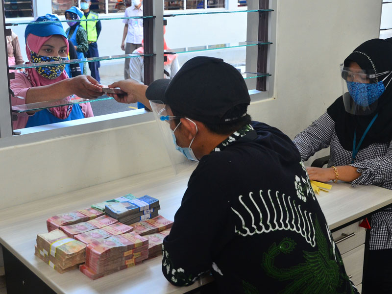 Pembagian Uang THR Untuk Pekerja