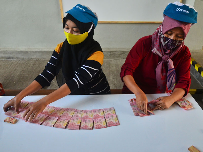 Pembagian Uang THR Untuk Pekerja