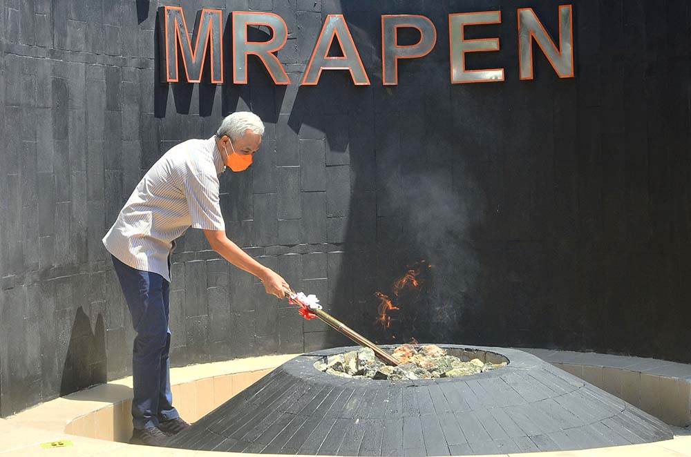 Ganjar Nyalakan Kembali Api Abadi Mrapen yang Padam 