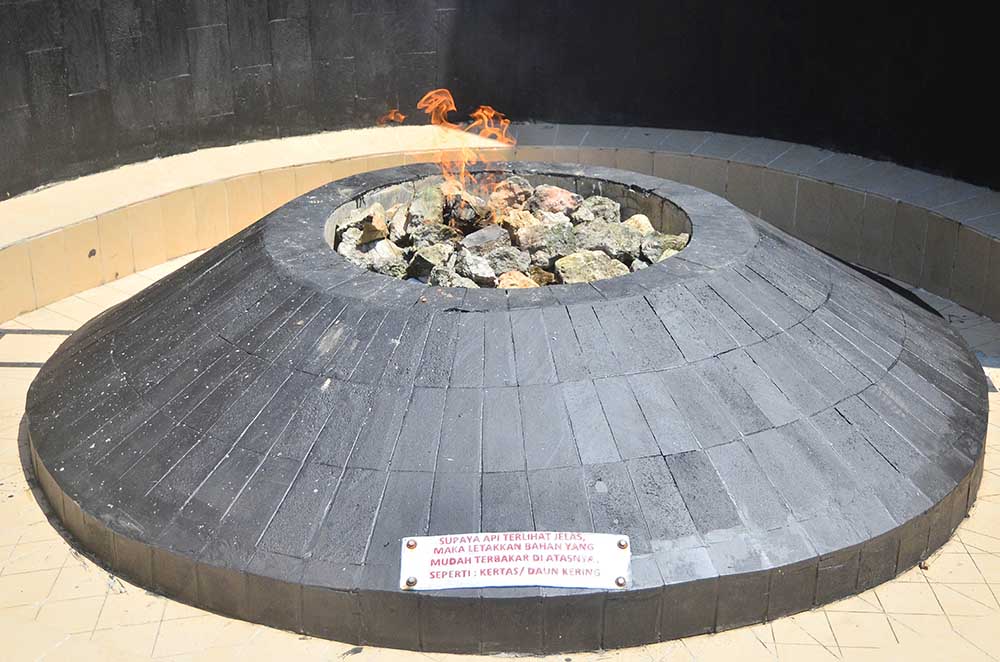 Ganjar Nyalakan Kembali Api Abadi Mrapen yang Padam 