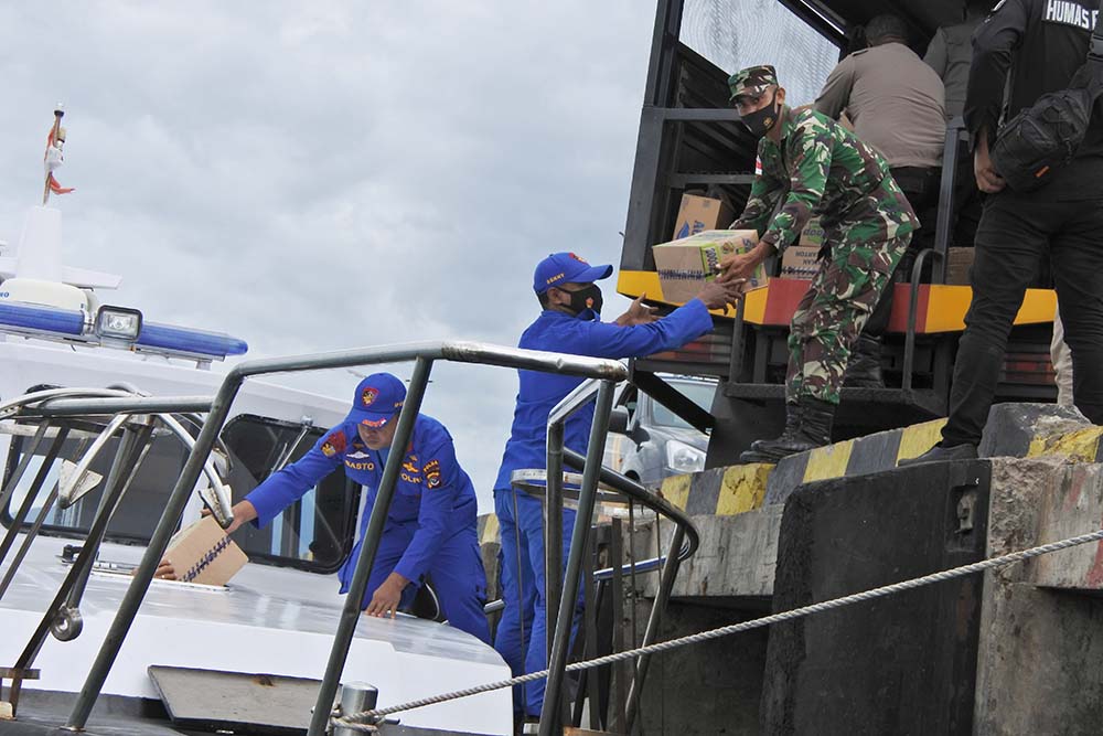Pengiriman Bantuan Korban Banjir Bandang di Pulau Adonara NTT