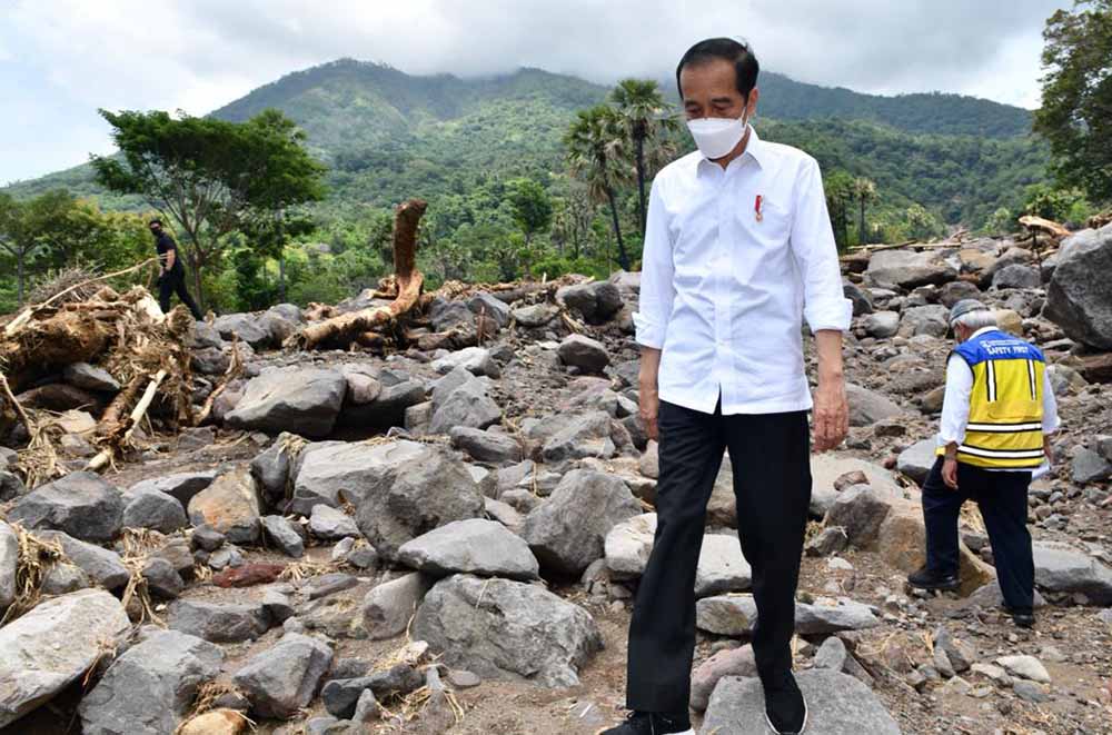Presiden Joko Widodo Tinjau Lokasi Bencana Siklon Seroja