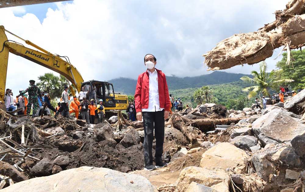 Presiden Joko Widodo Tinjau Lokasi Bencana Siklon Seroja